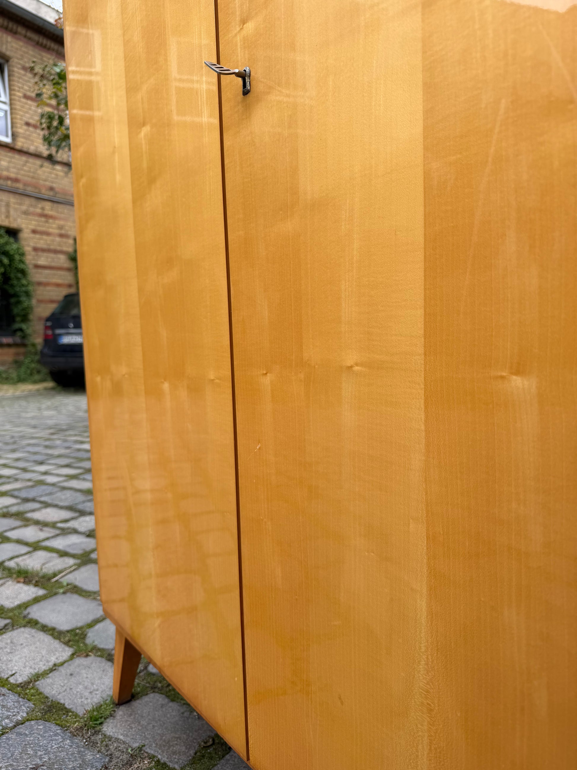 Kleiderschrank Ahorn mit cremefarbener Deckplatte