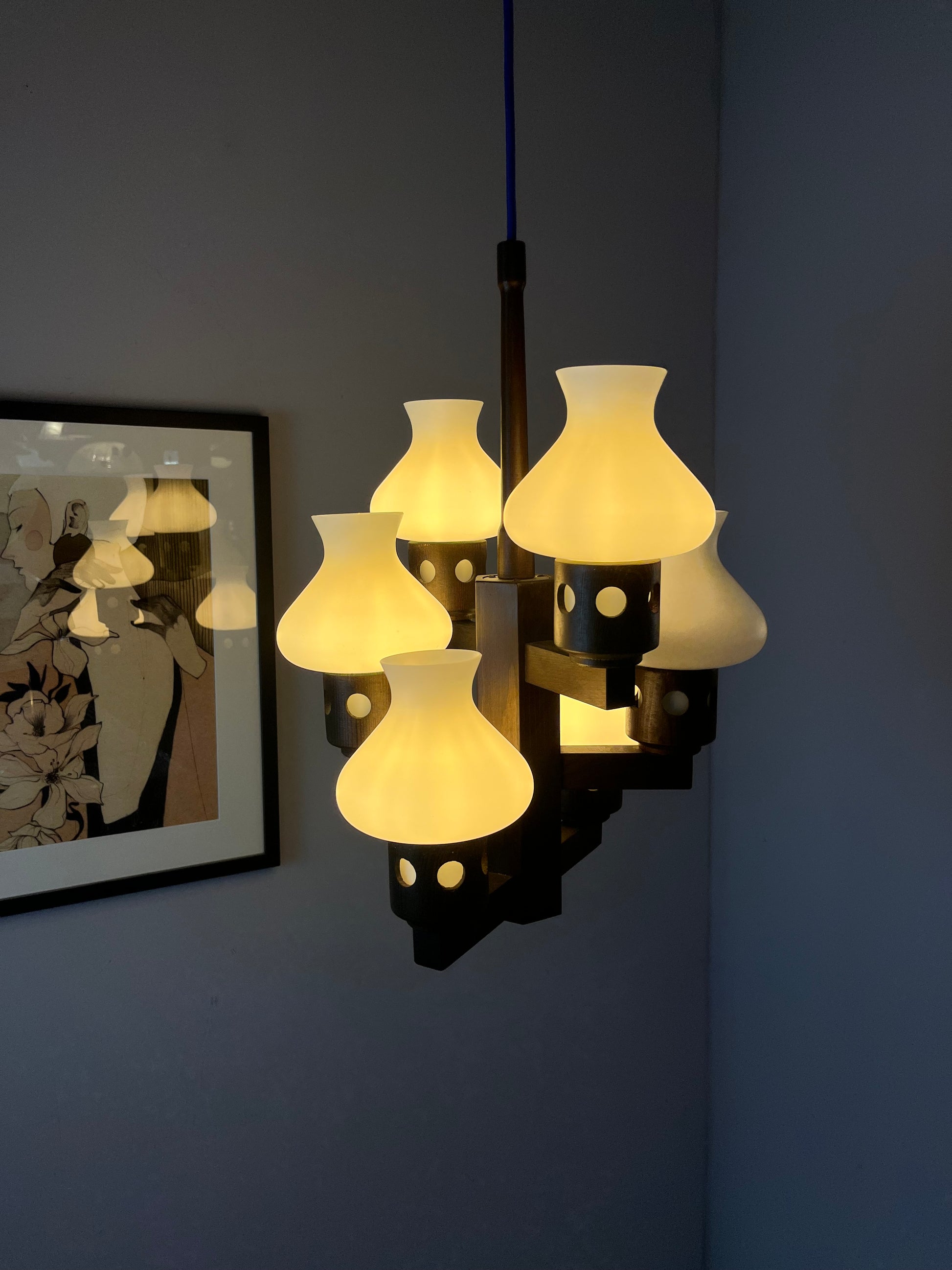 Kronleuchter dunkelbraun weiß Holz Opalglas von Vitrika