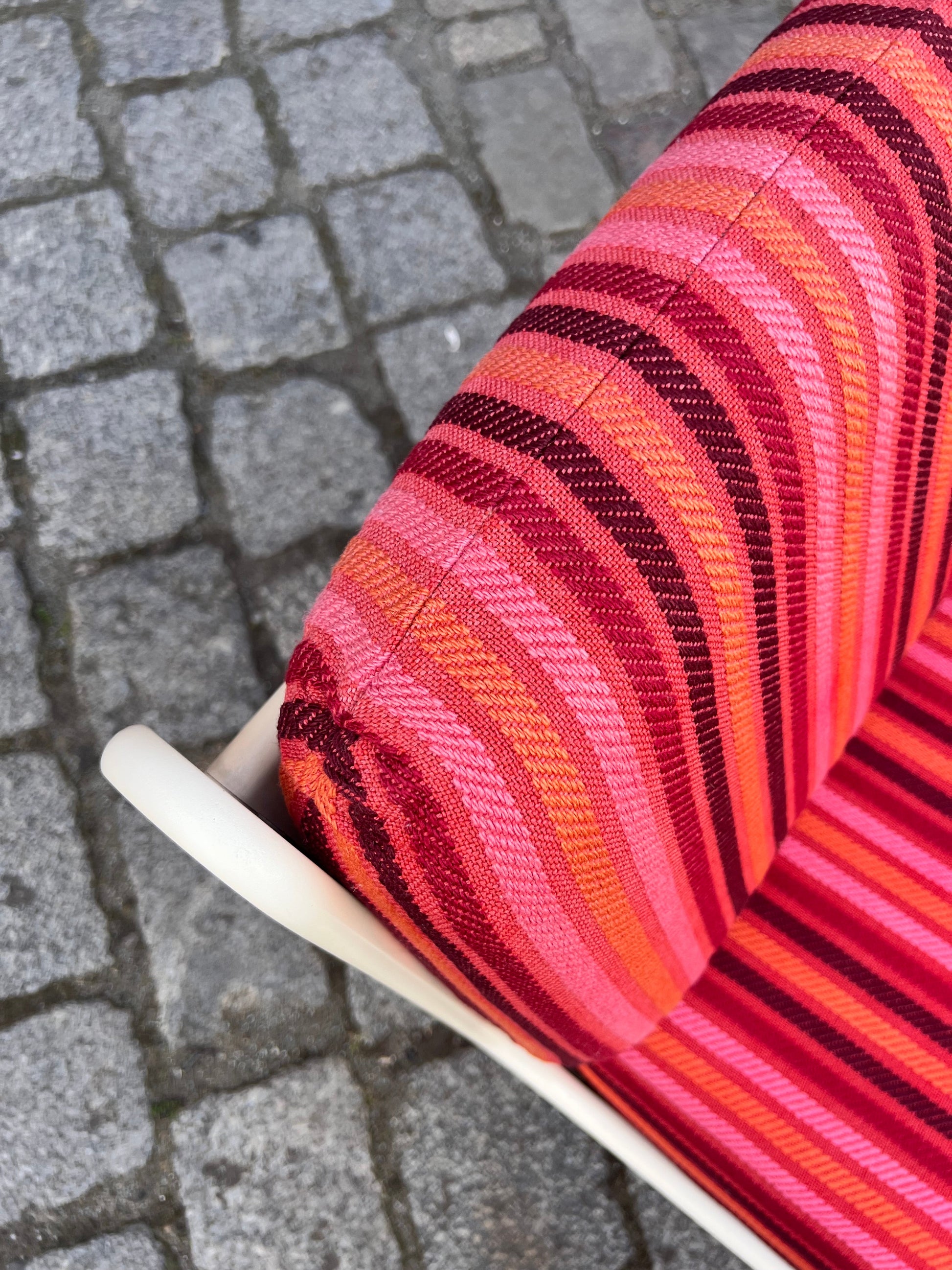 Sessel 70er pink gestreift