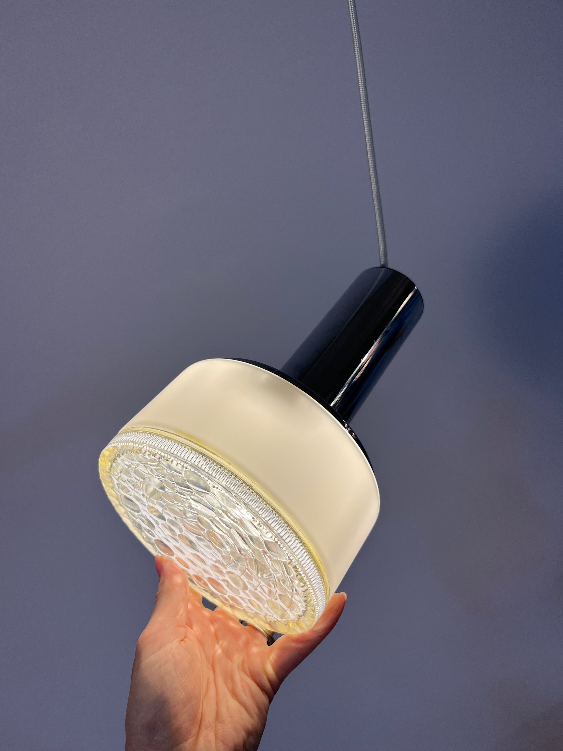 Hängelampe weiß Glas Chrom aus den Niederlanden