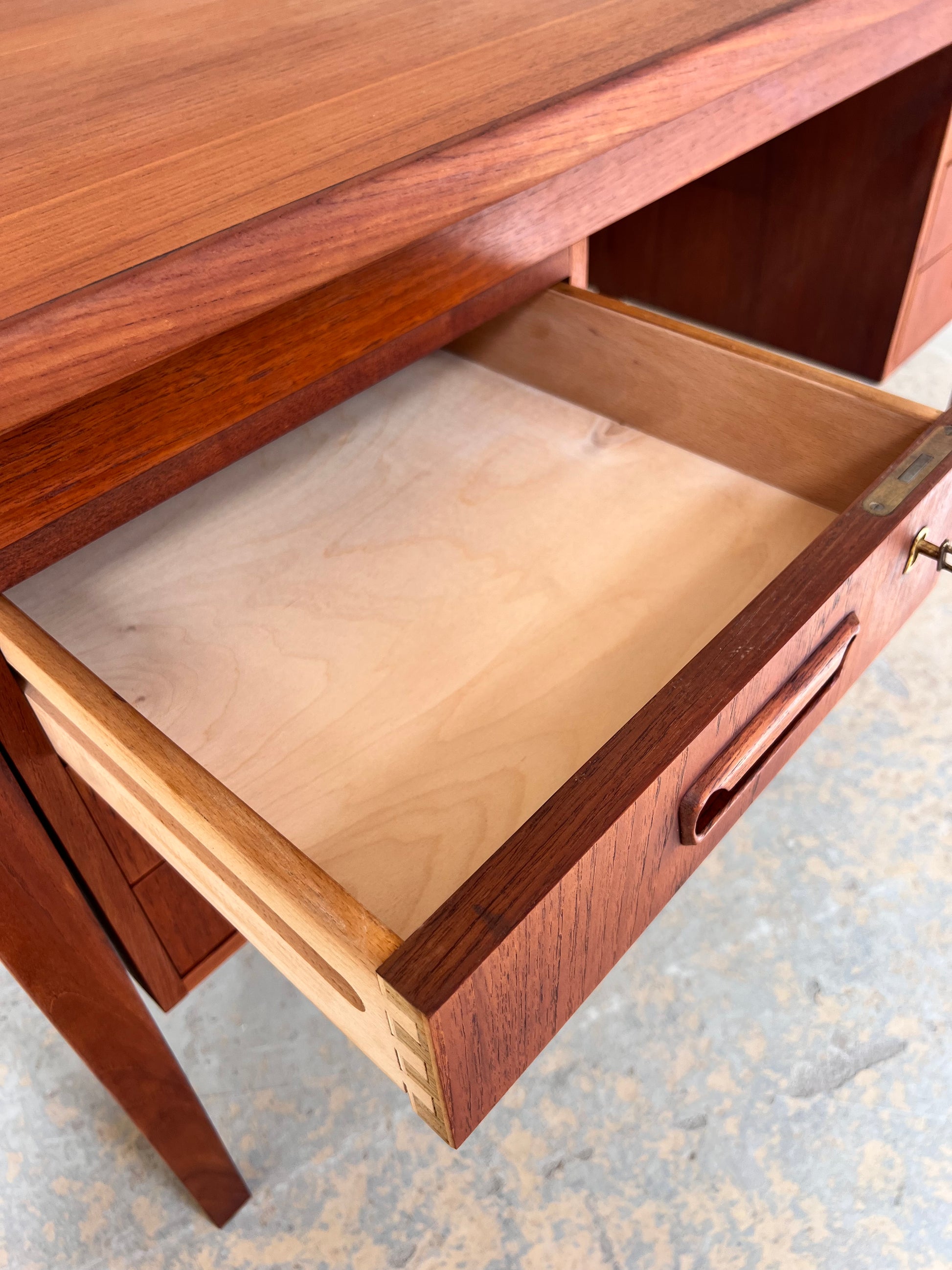Freistehender Schreibtisch Teak aus Dänemark Sigh & Søns Møbler