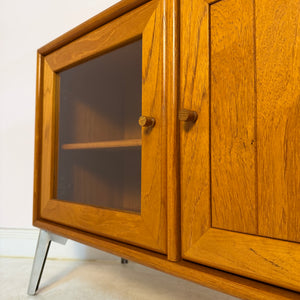 Kleiner Schrank mit Vitrine und Tür rechts von Dyrlund