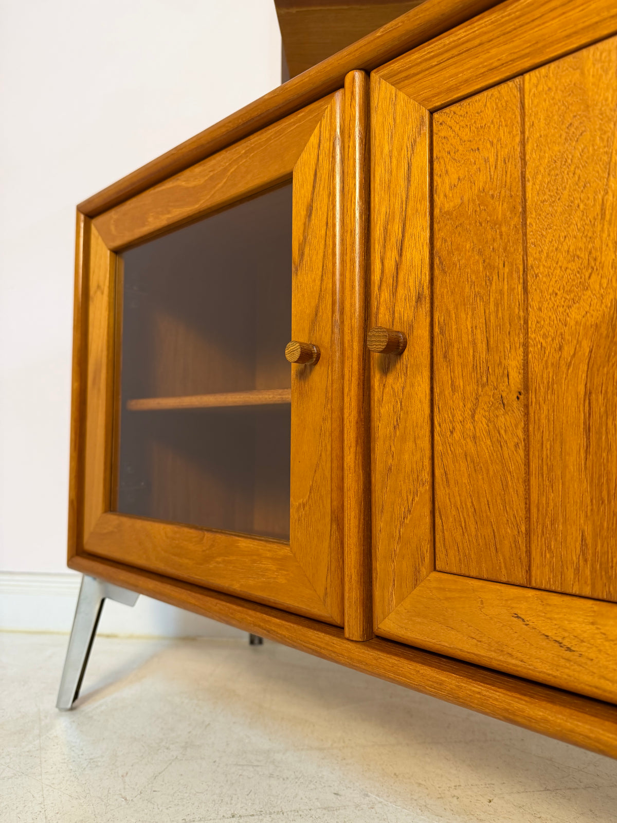 Kleiner Schrank mit Vitrine und Tür rechts von Dyrlund