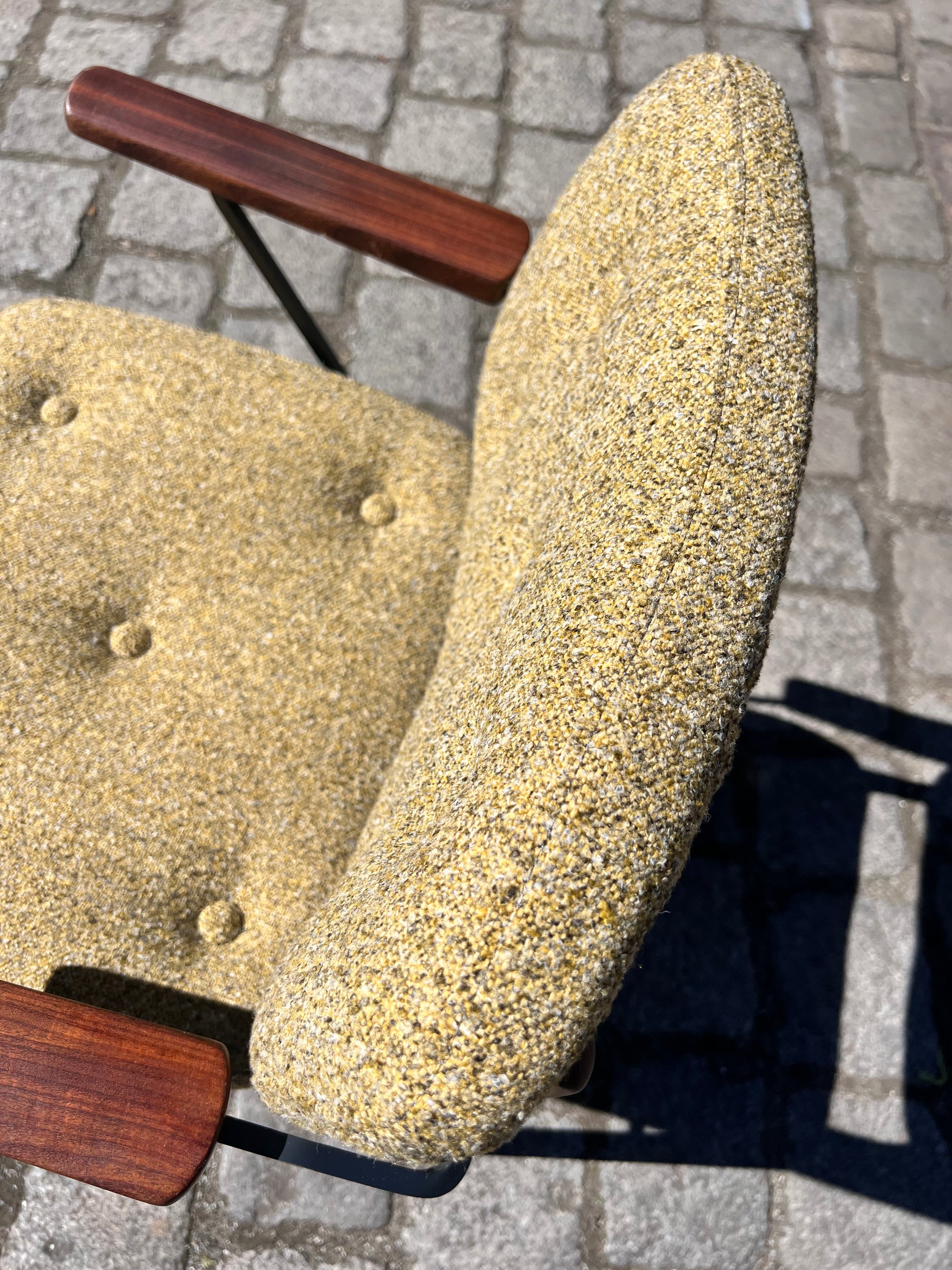 Armlehnstuhl hellgrün Teak neu gepolstert