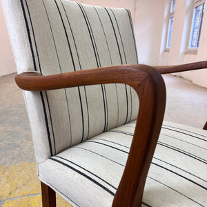 Armlehnstuhl mit paspeliertem Polster aus Dänemark