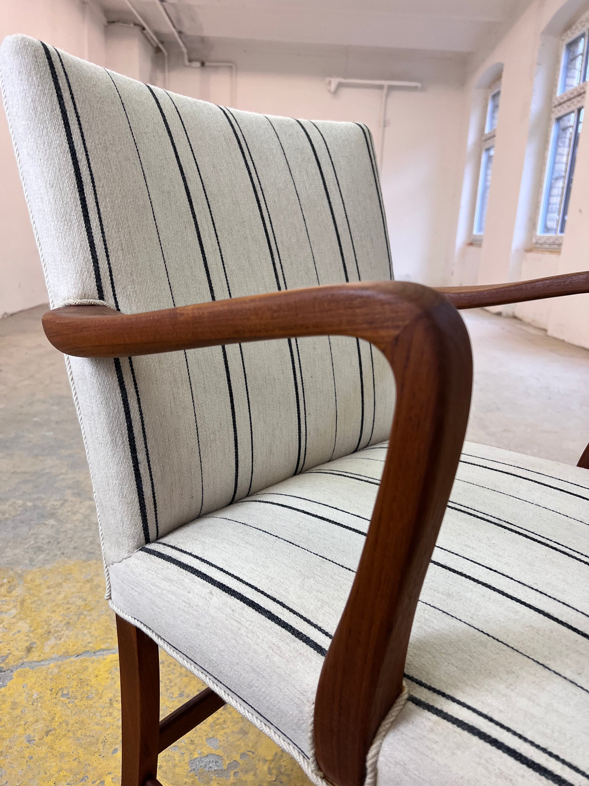 Armlehnstuhl mit paspeliertem Polster aus Dänemark