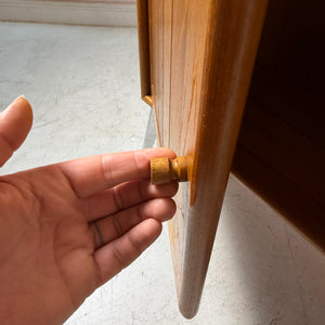 Kleiner Schrank mit Vitrine und Tür links von Dyrlund