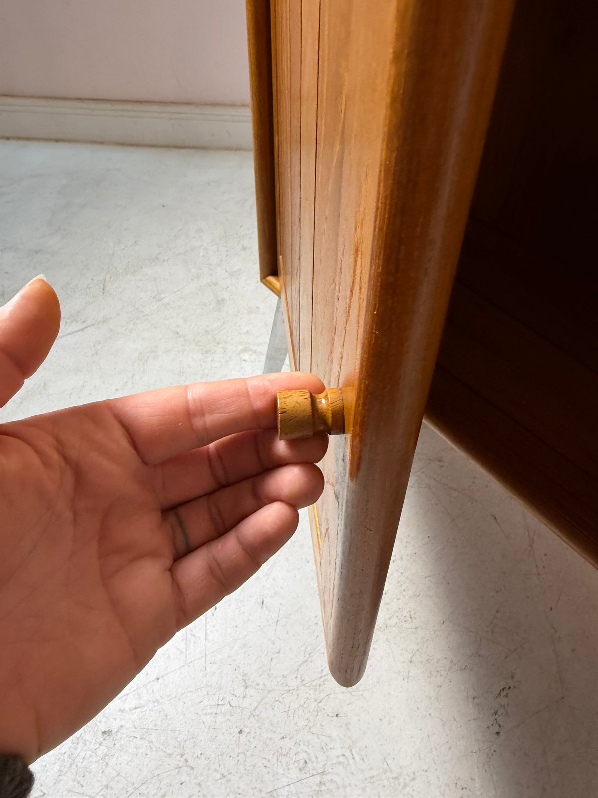Kleiner Schrank mit Vitrine und Tür links von Dyrlund
