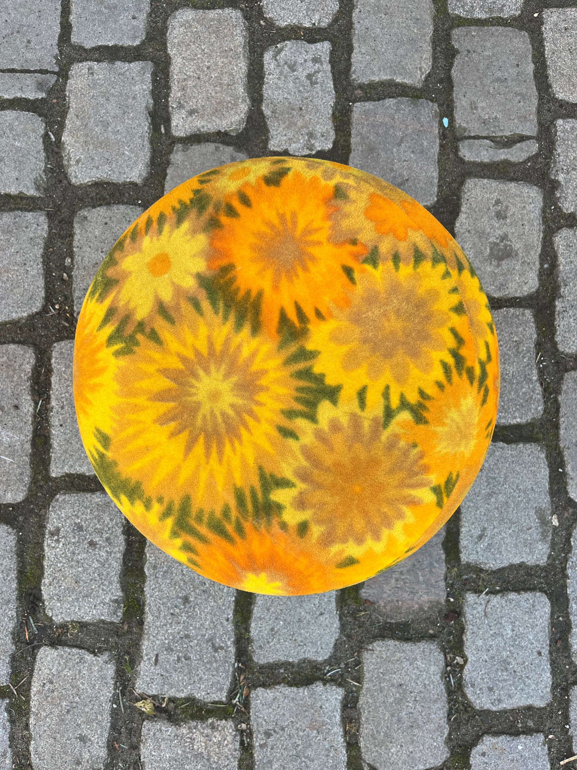 Hocker Flowerpower gelb grün 70er Tulpenfuß