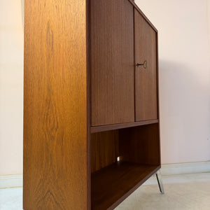 Schrank Teak mit Regalfach, Schloss & neuen Chromfüßen von Heinrich Riestenpatt