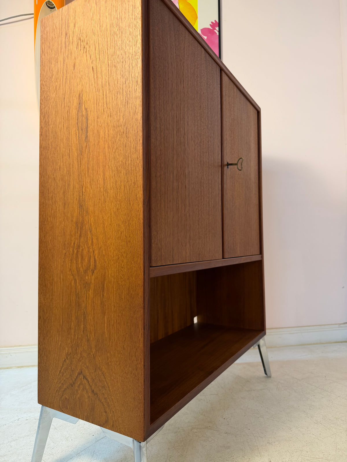 Schrank Teak mit Regalfach, Schloss & neuen Chromfüßen von Heinrich Riestenpatt