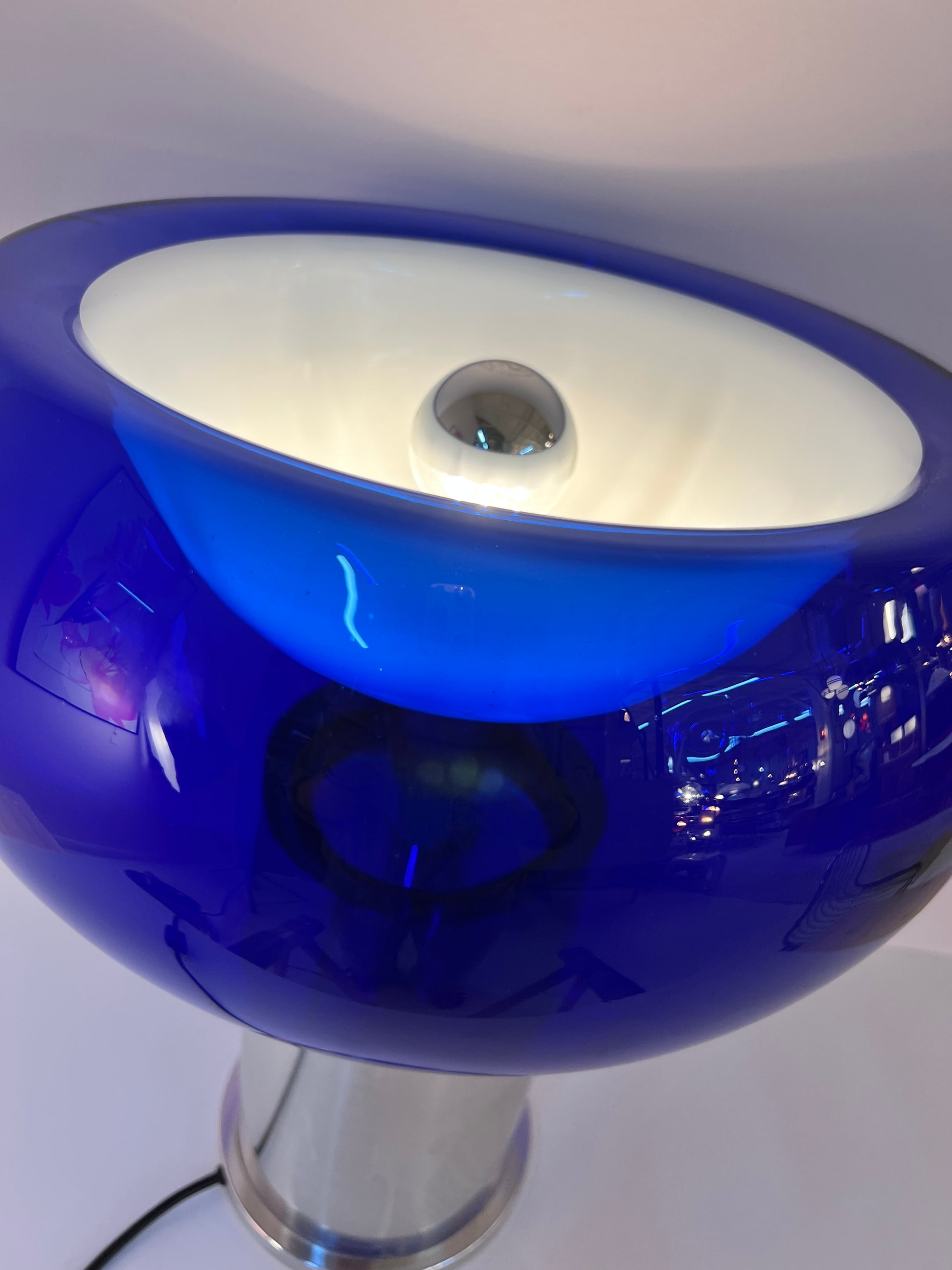Tischlampe mit doppelwandigem Glasschirm königsblau von Doria