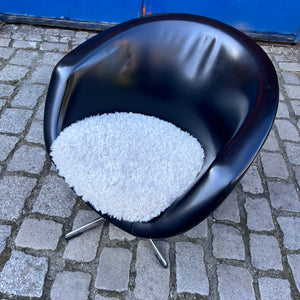 Cocktailsessel Kunstleder mit beigem Fellkissen