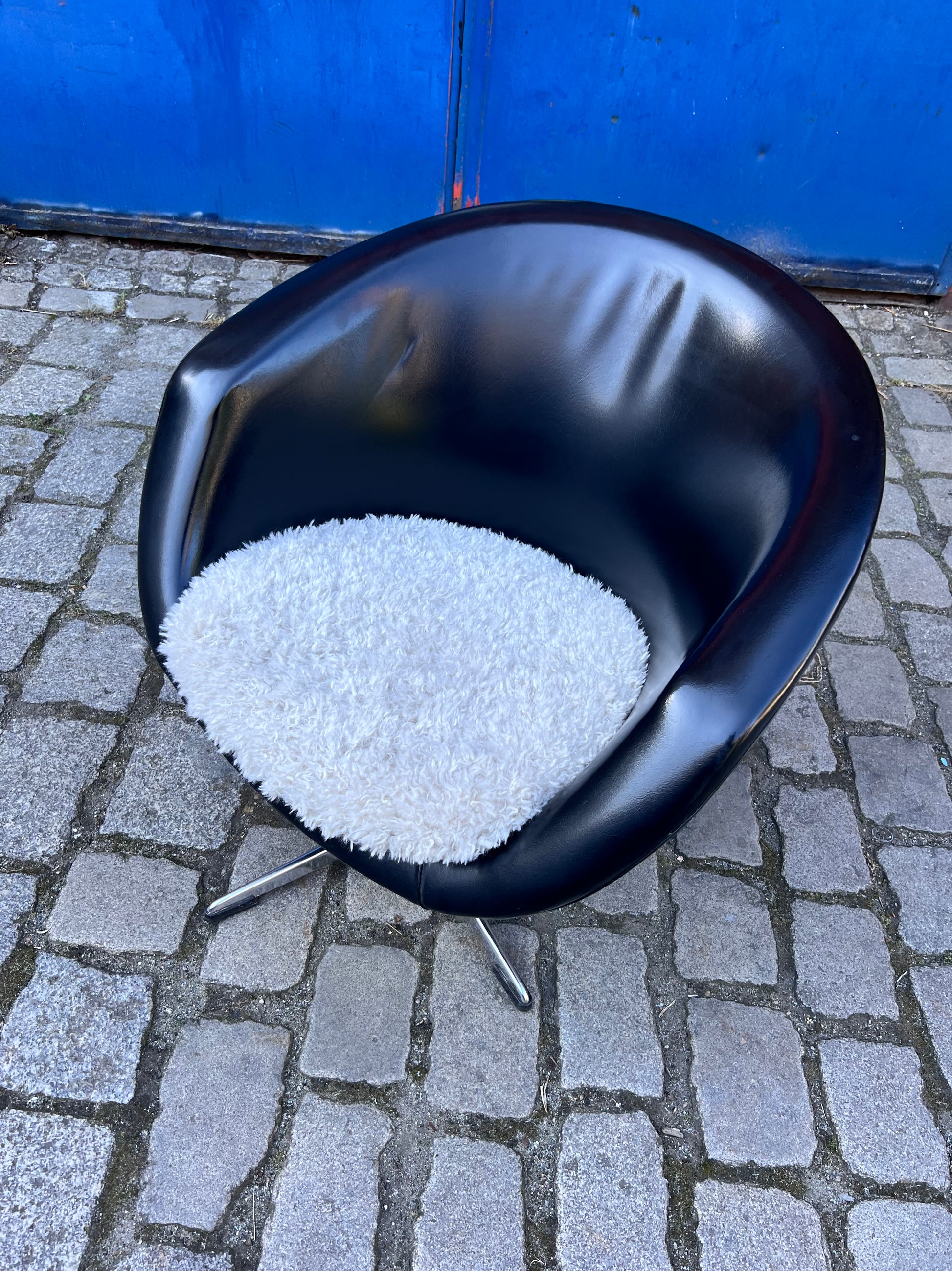 Cocktailsessel Kunstleder mit beigem Fellkissen