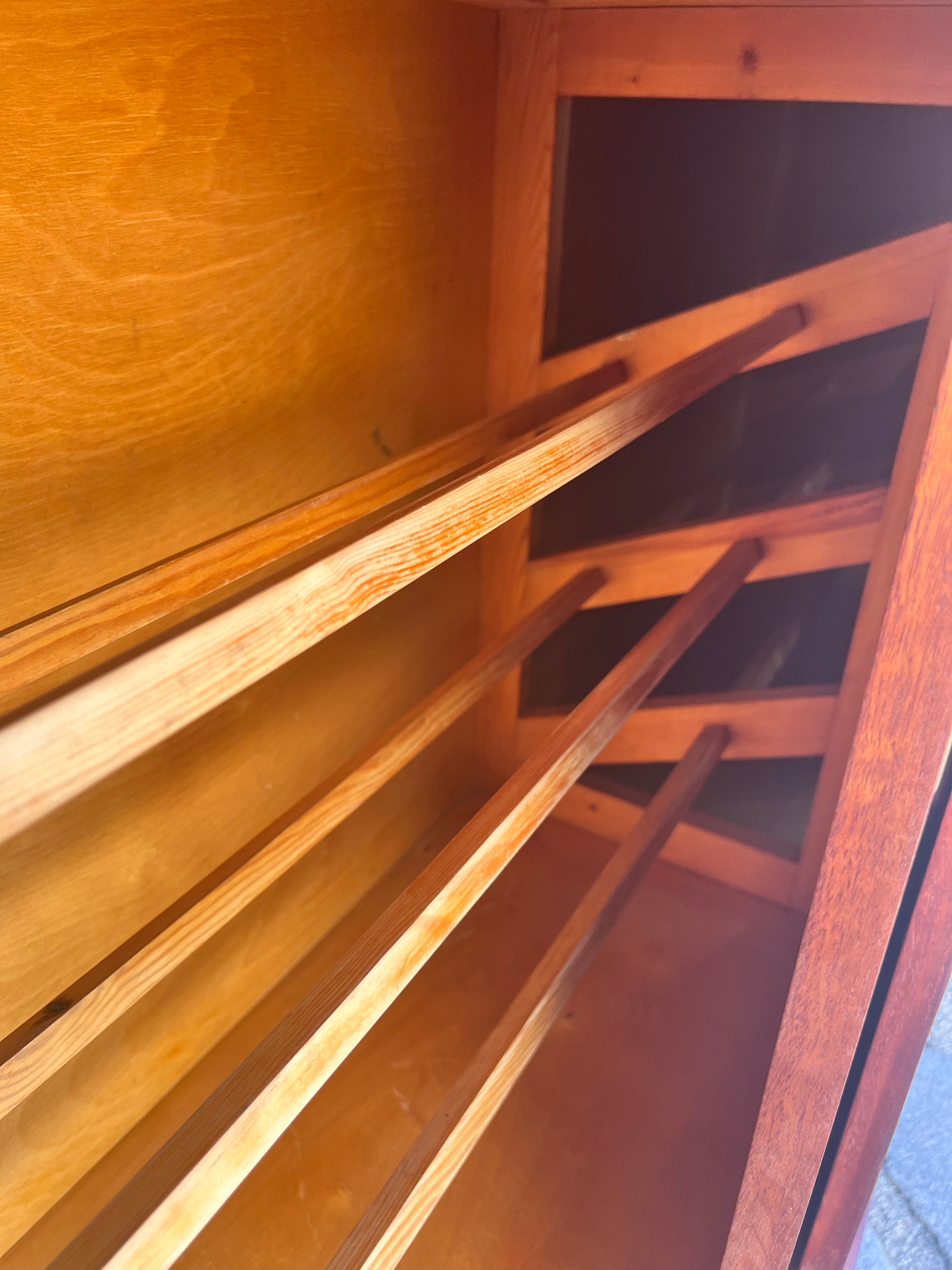 Schuhschrank Teak mit Messinggriffen aus Dänemark