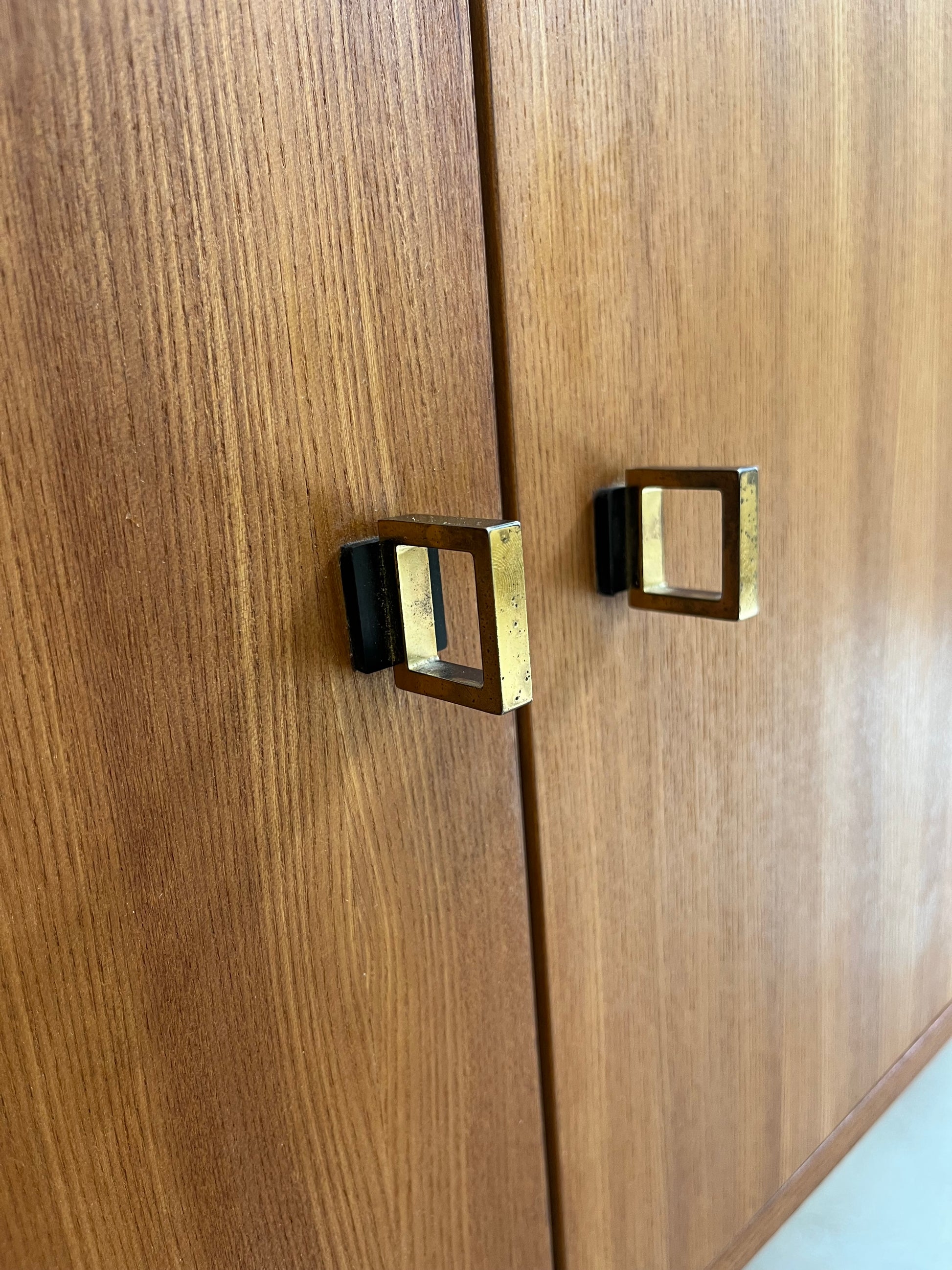Sideboard Teak mit Flügeltüren & Messinggriffen