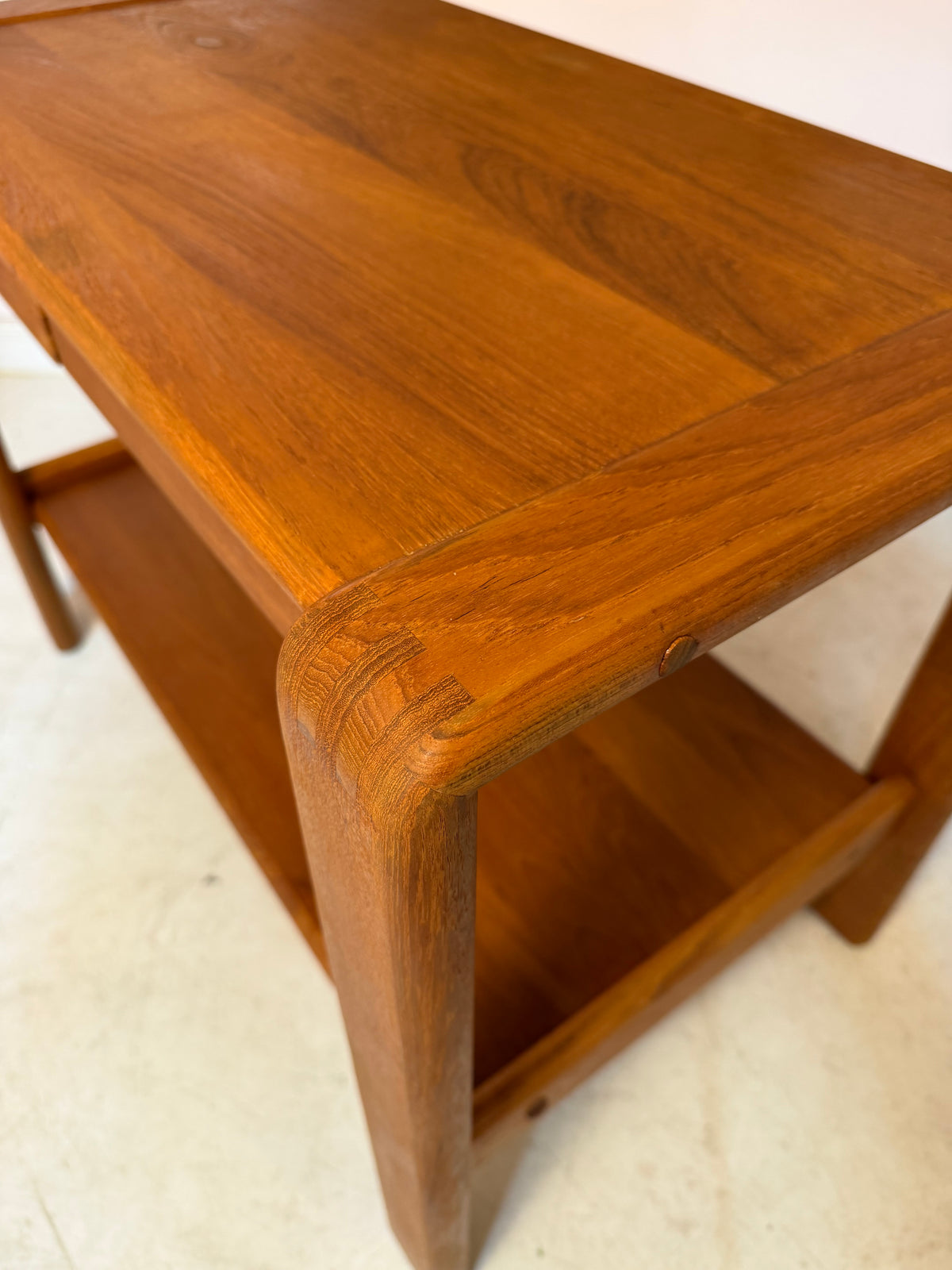 Beistelltisch Teak mit Schubladen & Ablage aus Dänemark
