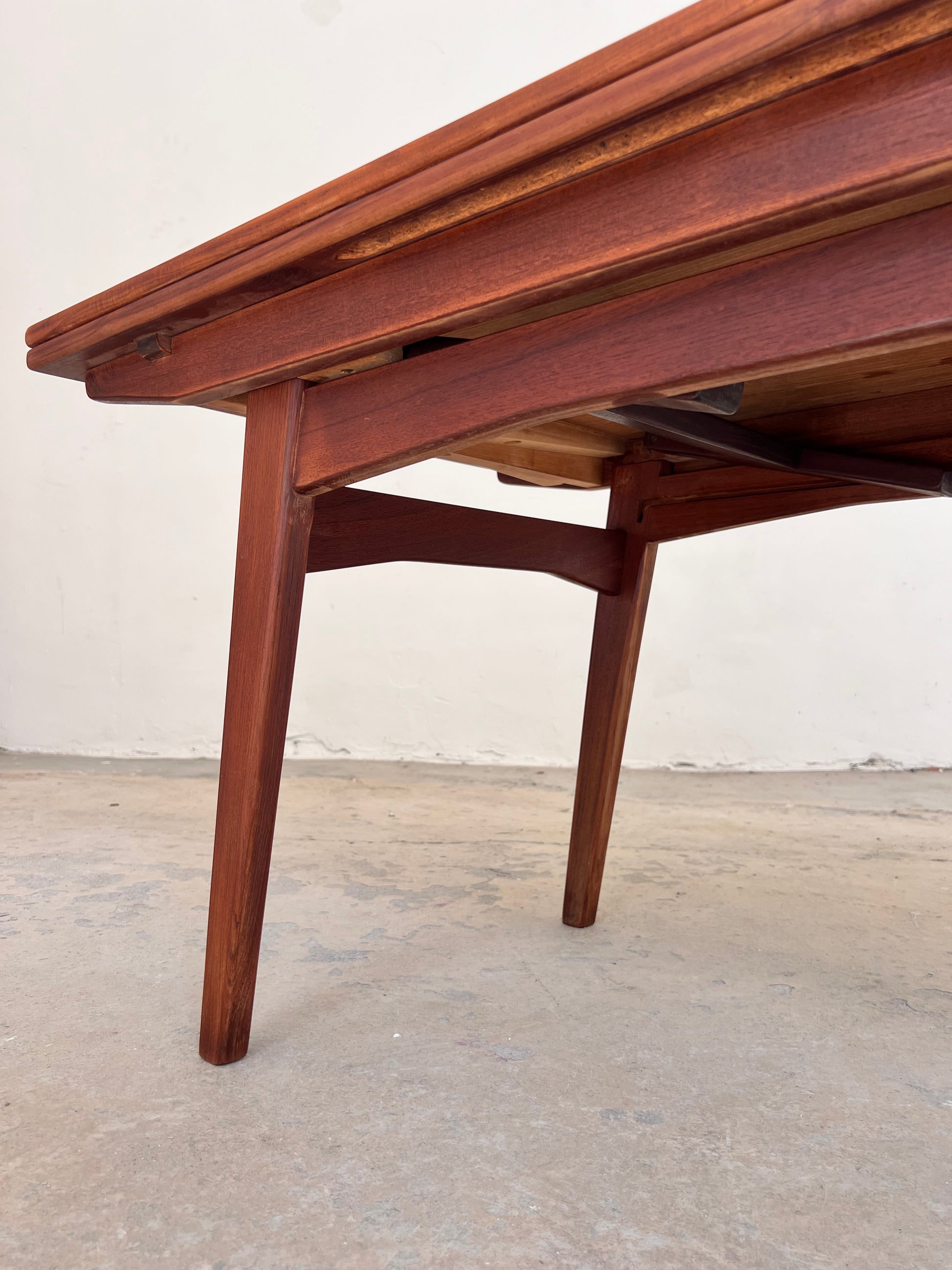 Höhenverstellbarer Couchtisch Teak mit Auszügen aus Dänemark