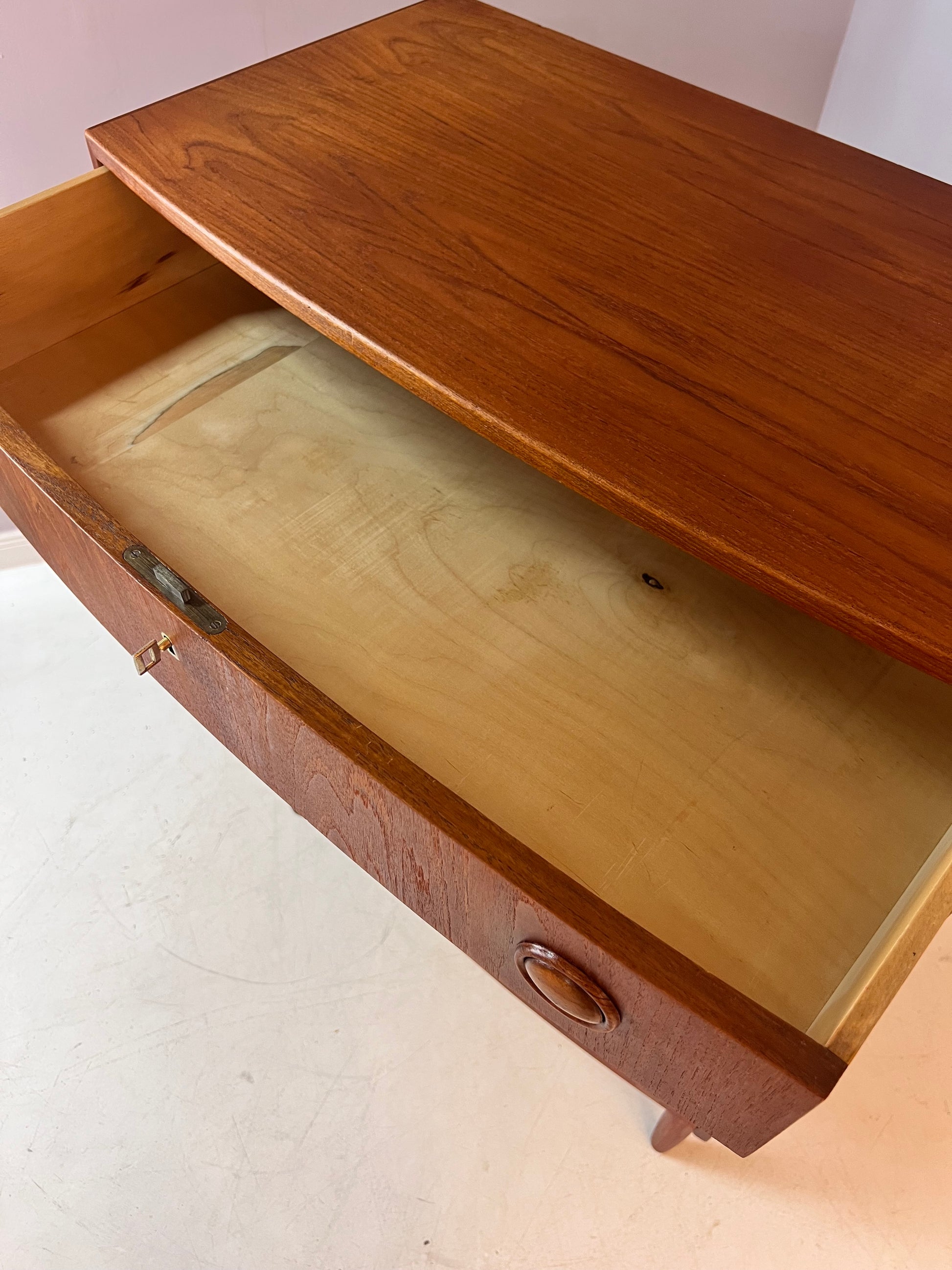 Kommode mit gerundeter Front Teak aus Dänemark