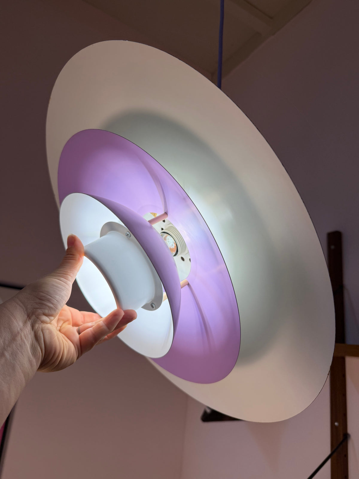 Lamellenlampe weiß lila von Formlight
