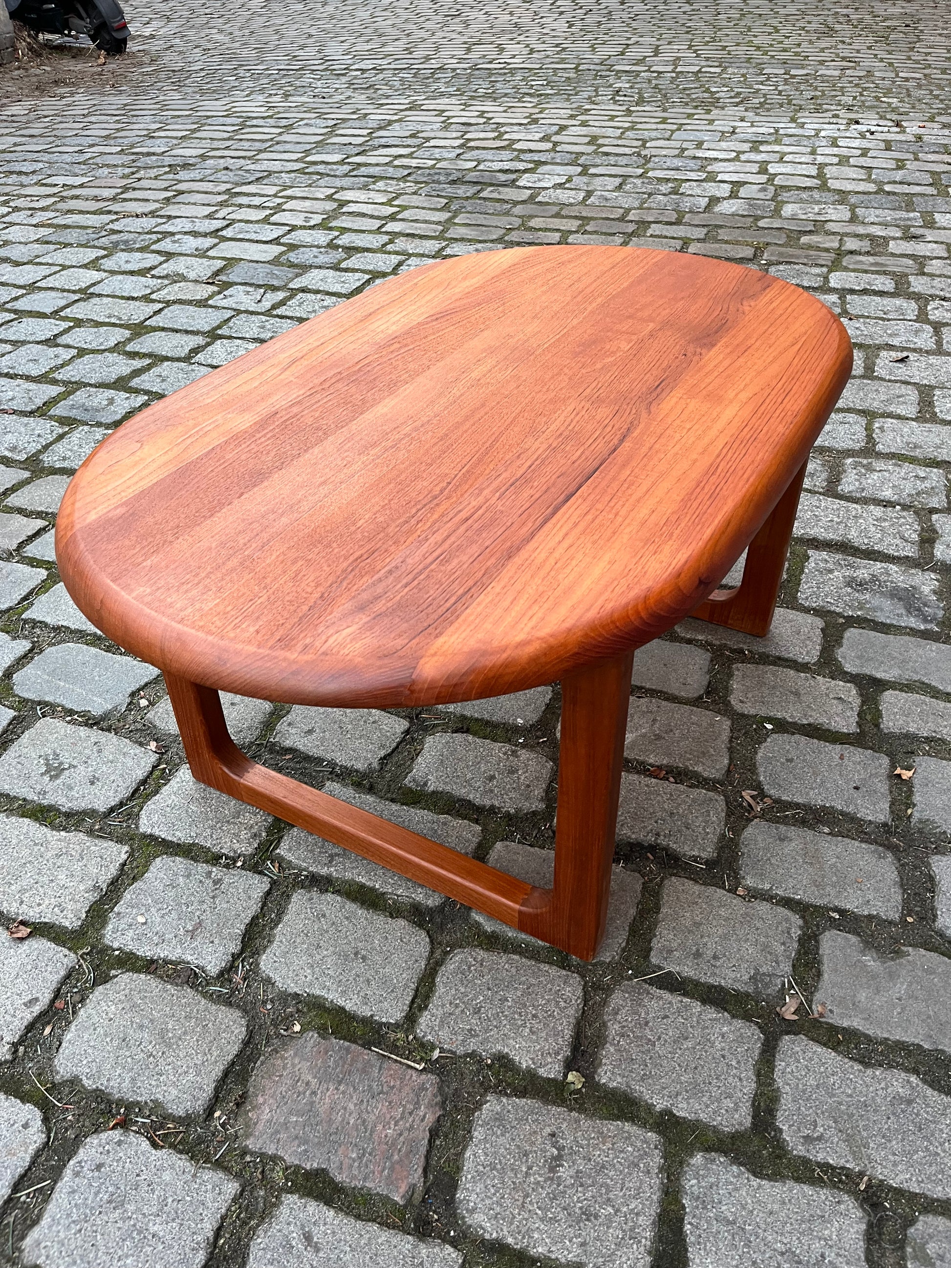 Ovaler Couchtisch Teak von Niels Bach