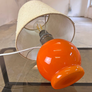 Tischlampe orange mit leuchtendem Glasfuß