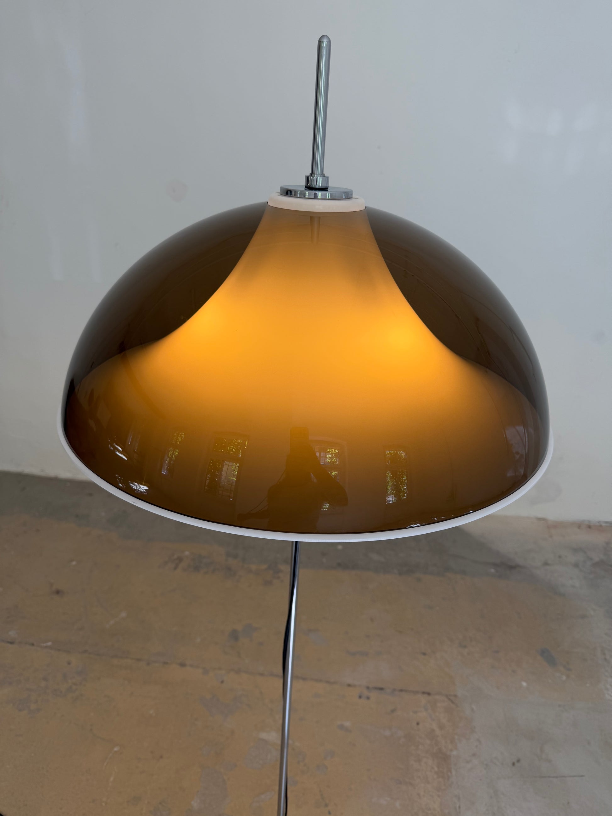 Stehlampe braun weiß Acryl Chrom von Elio Martinelli