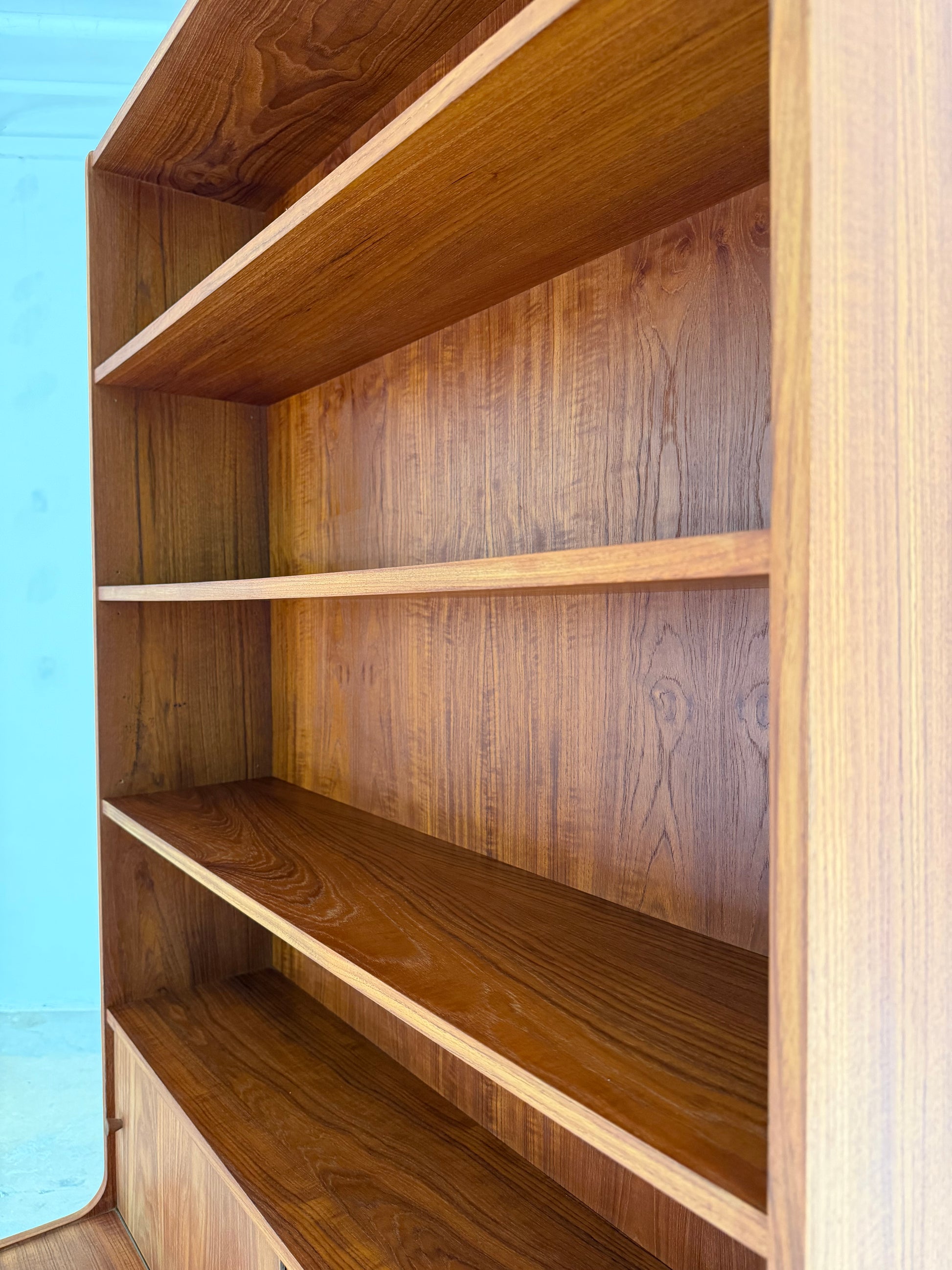 Bücherregal Teak mit Schiebetüren aus Dänemark