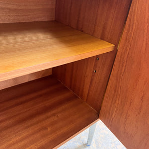 Schrank Esche mit neuen Chromfüßen