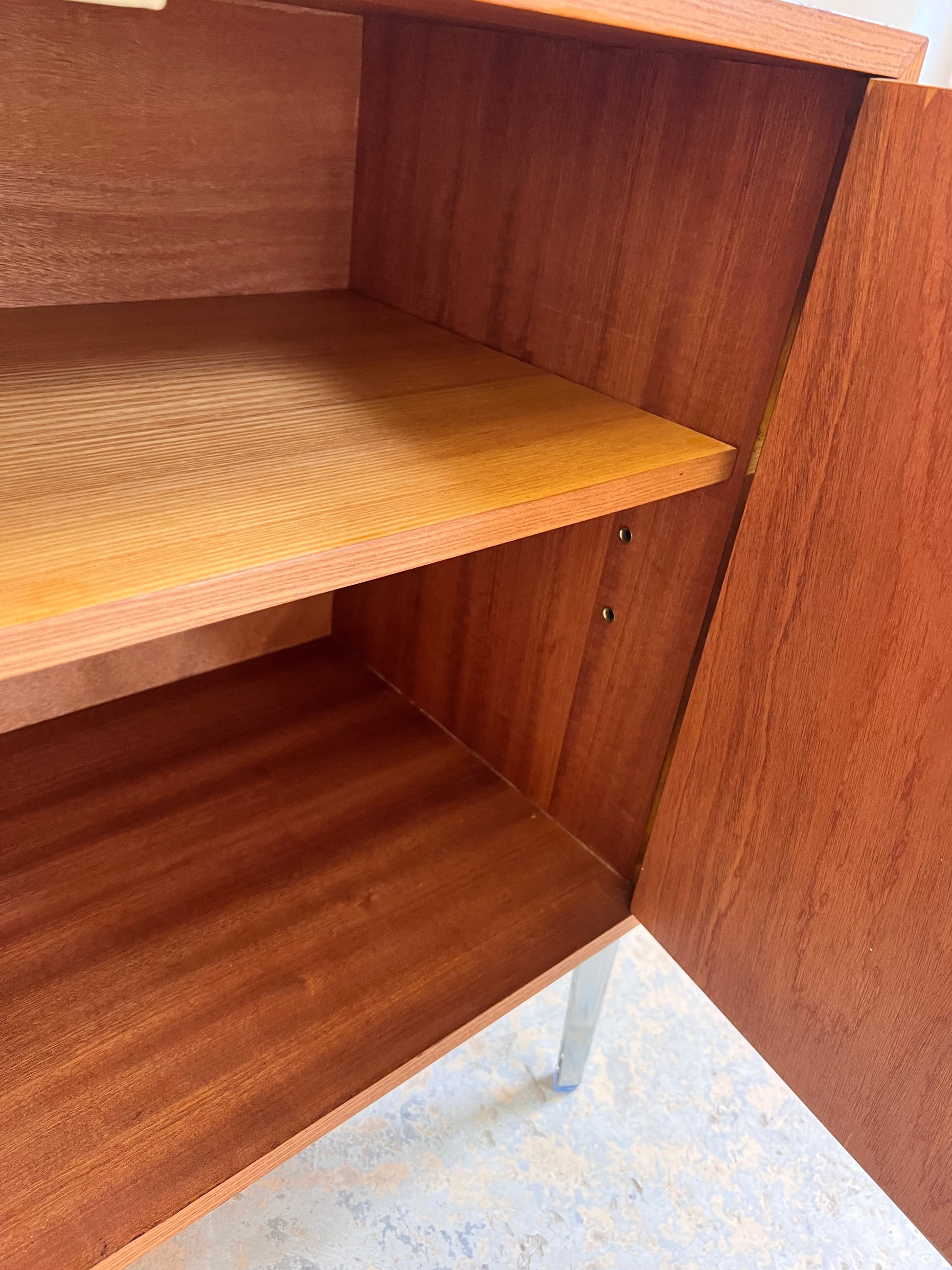 Schrank Esche mit neuen Chromfüßen