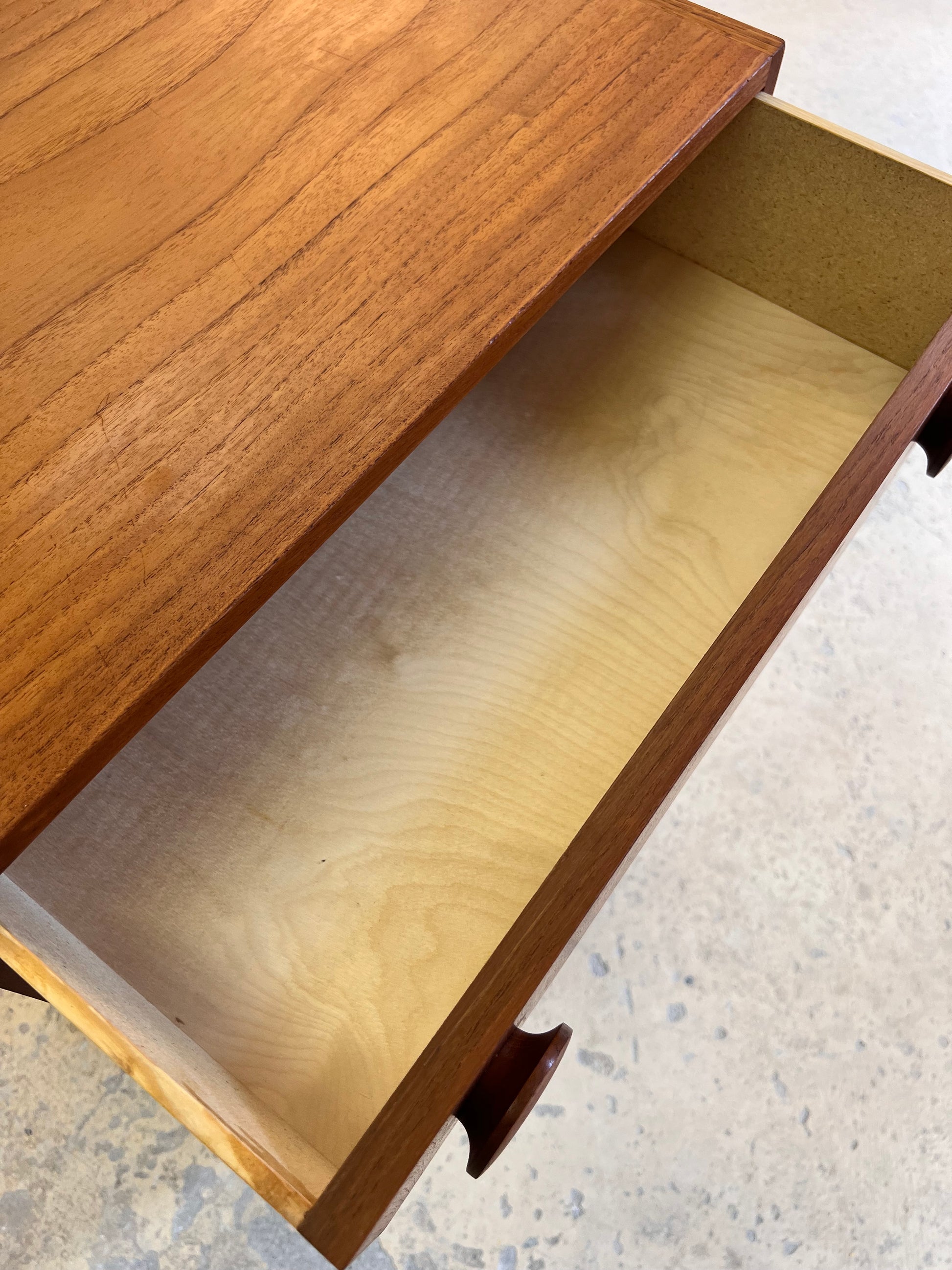 Kommode Teak mit runden Griffen aus Dänemark