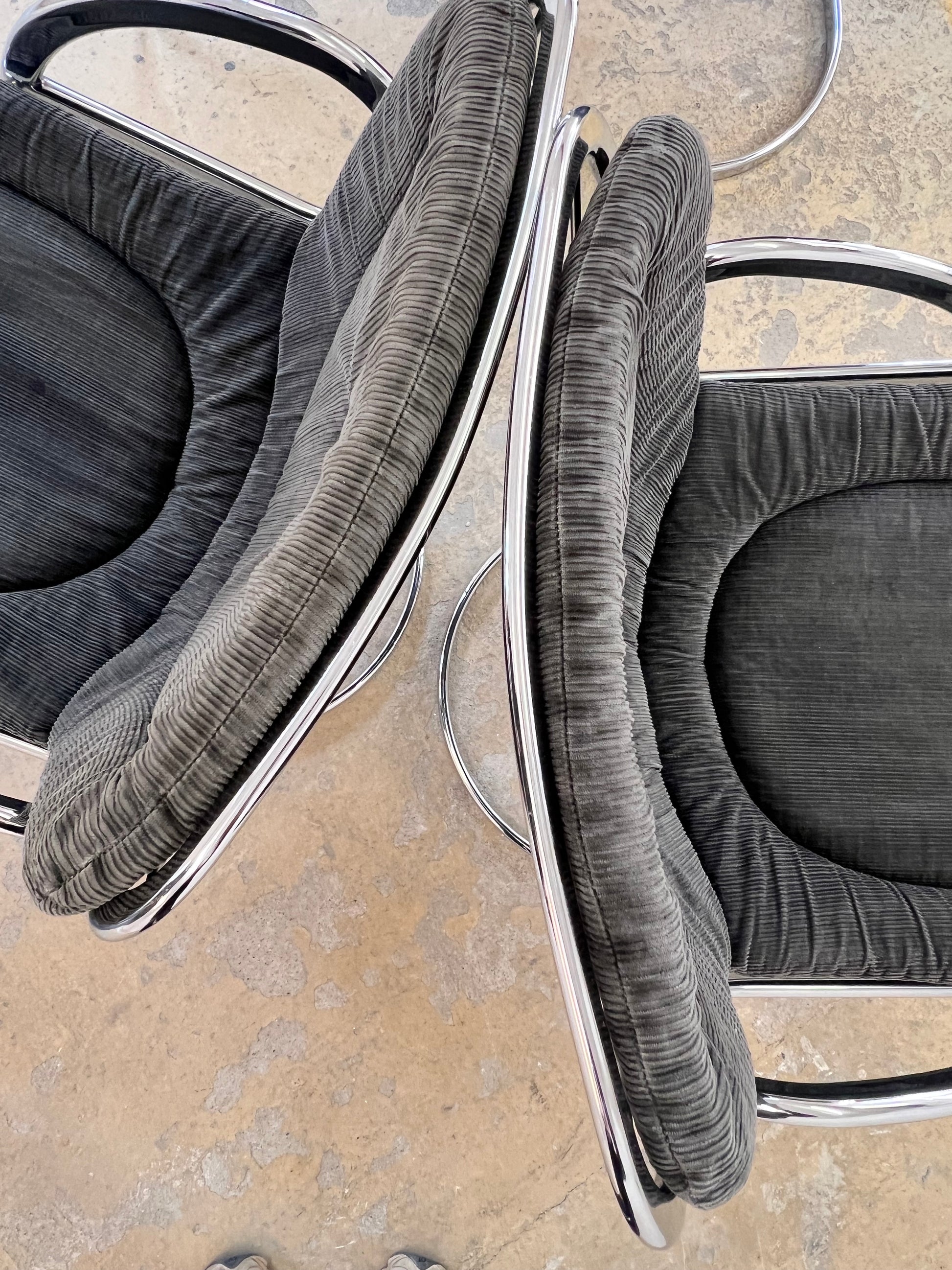 Freischwinger grau Cord Chrom von Gastone Rinaldi