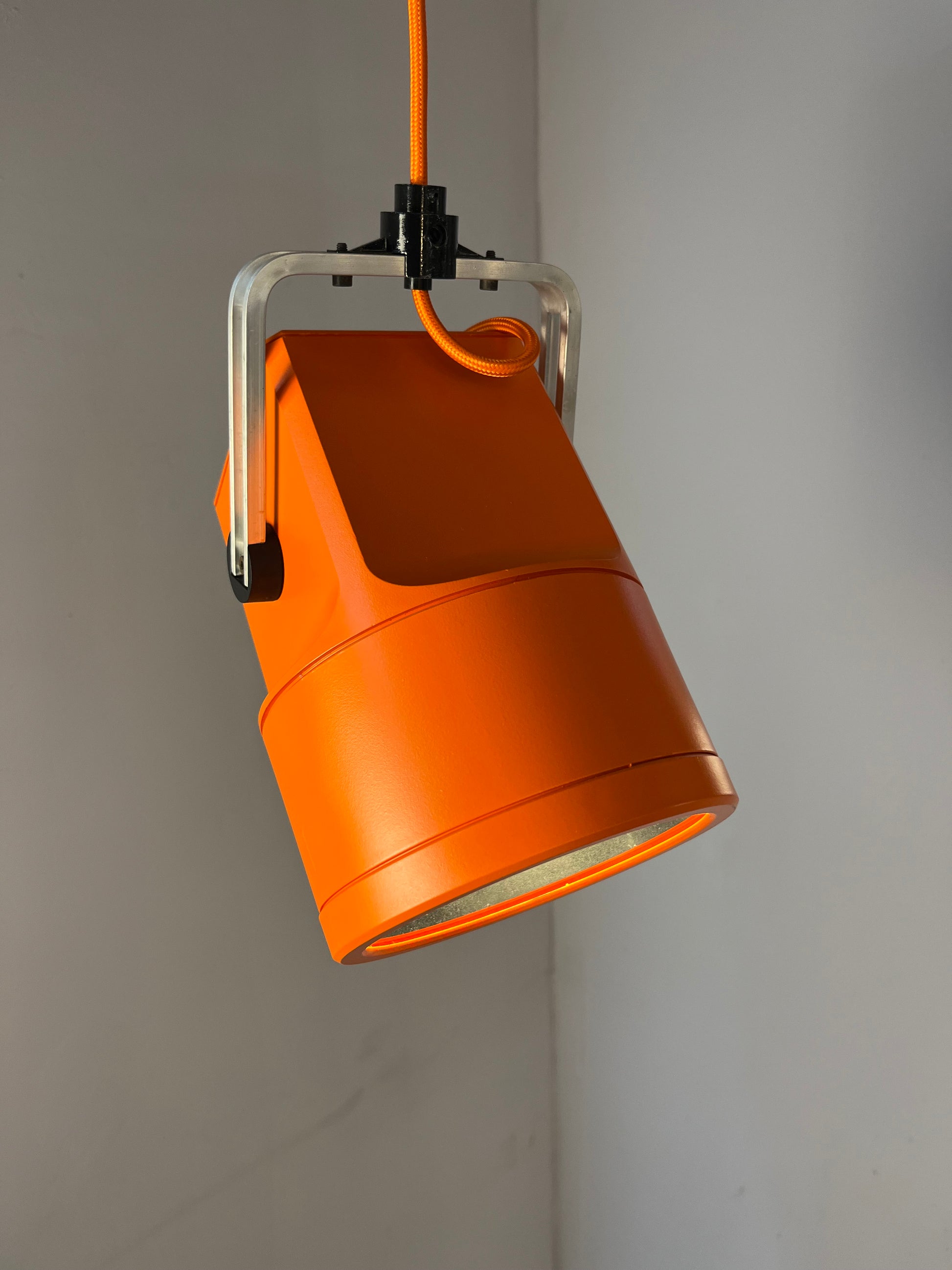 Strahler Unispot orange neu lackiert von Louis Poulsen