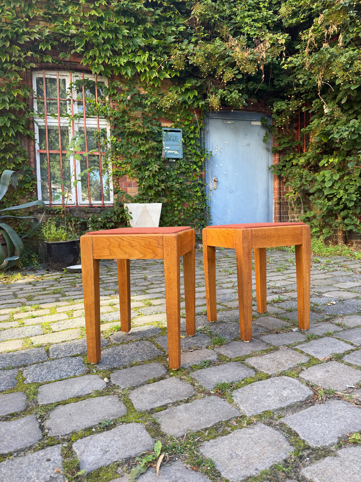 Hocker Eiche mit roter Sitzfläche aus Dänemark