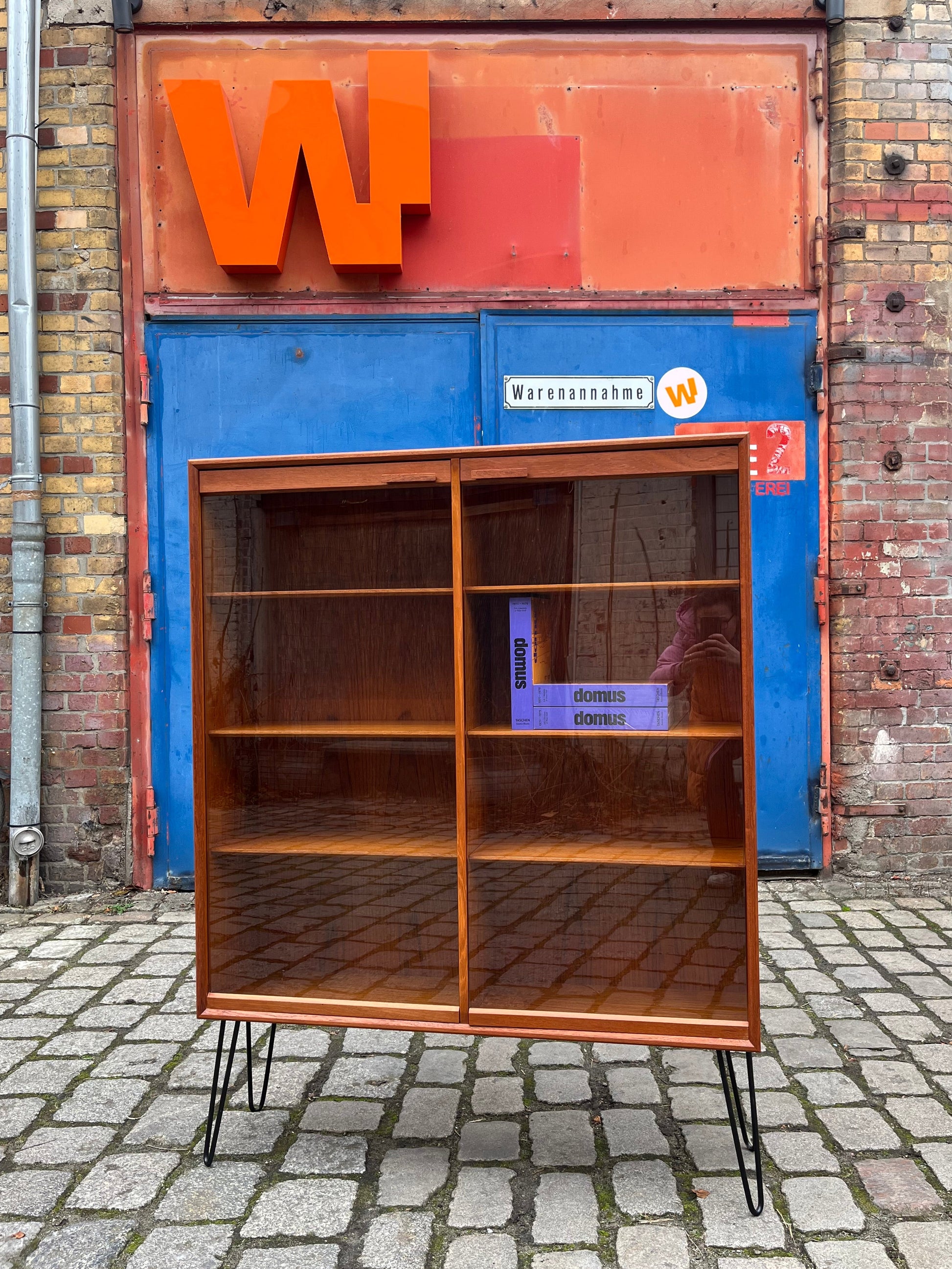 Vitrine Teak mit Hairpin Legs