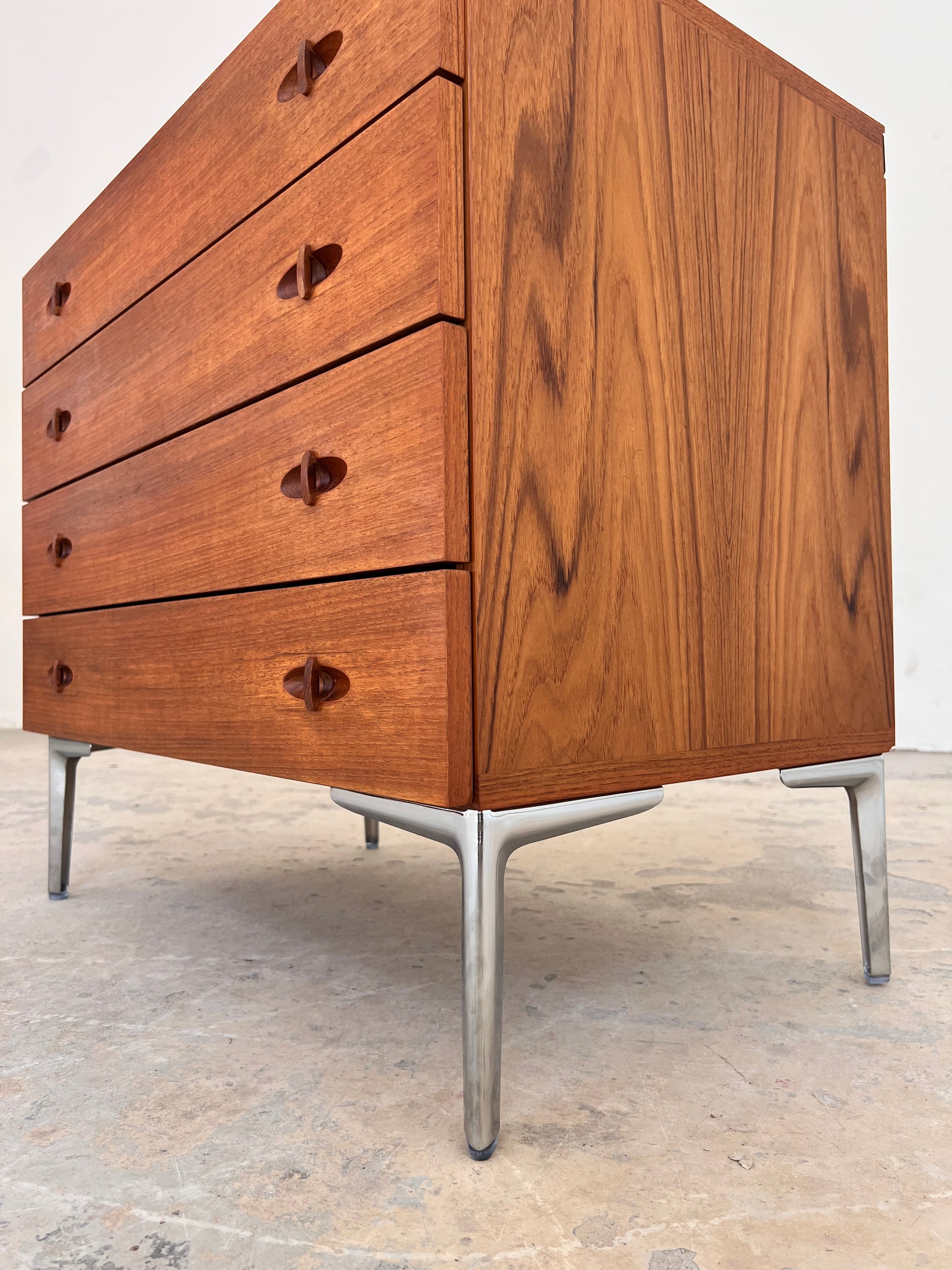 Kommode Teak mit neuen Chromfüßen von H. W. Klein für Bramin