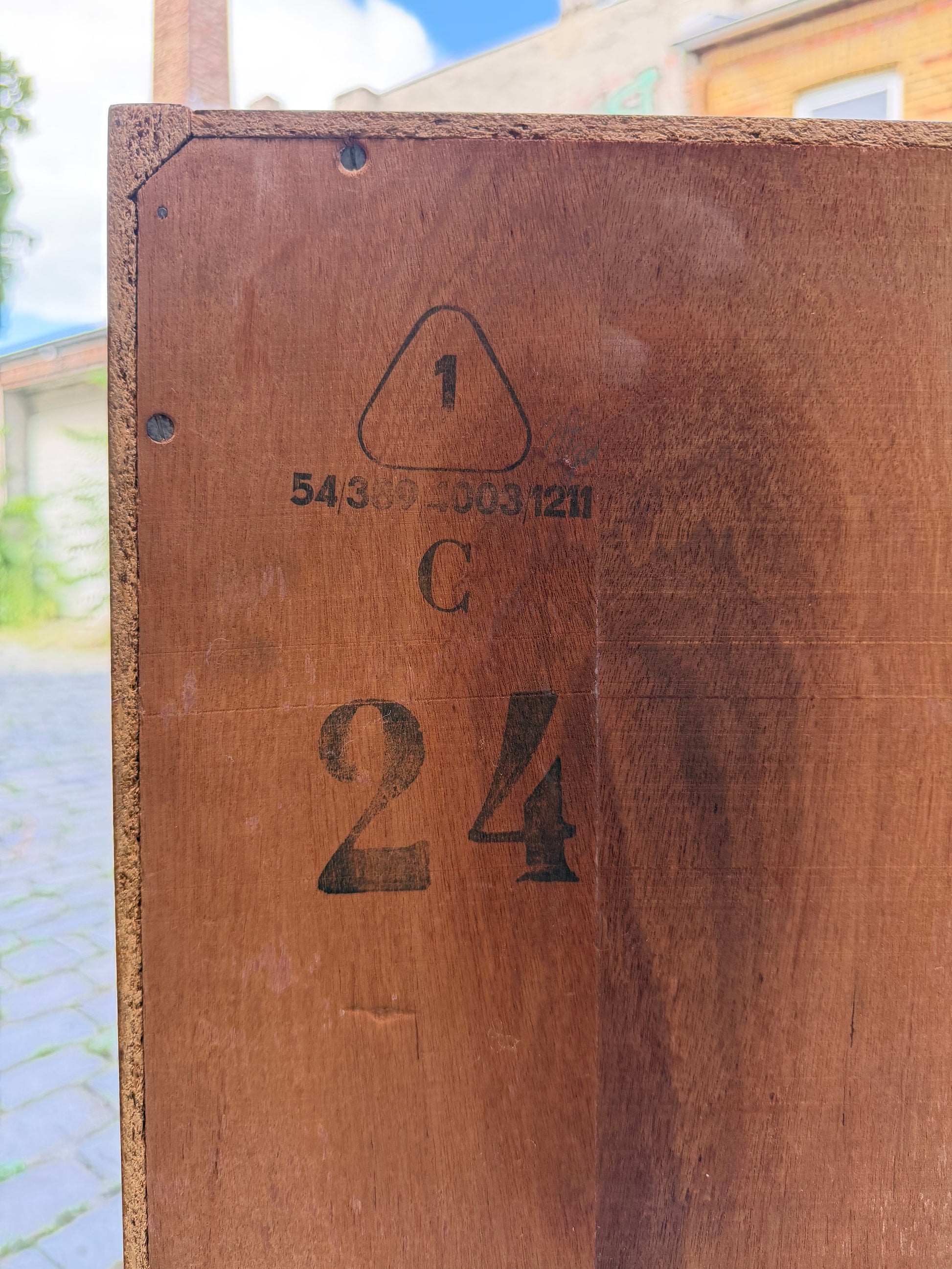 Schrank Typ 605 Esche mit neuen Chromfüßen von Hellerau