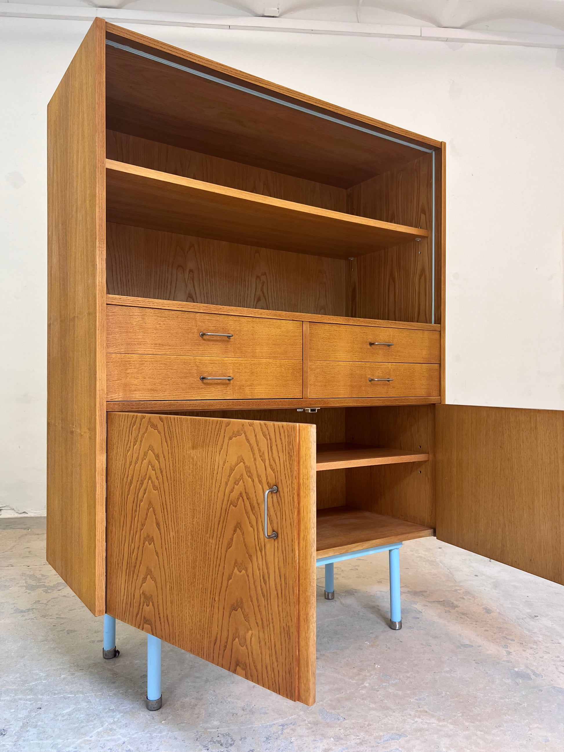 Schrank Typ 426/F Esche ohne Glastüren mit neu lackiertem Gestell von Hellerau