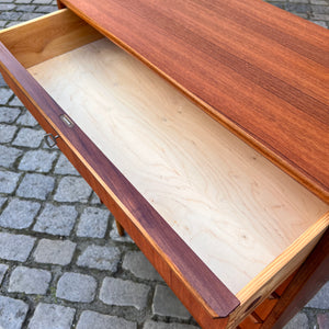 Kommode Teak mit durchgängigen Griffen
