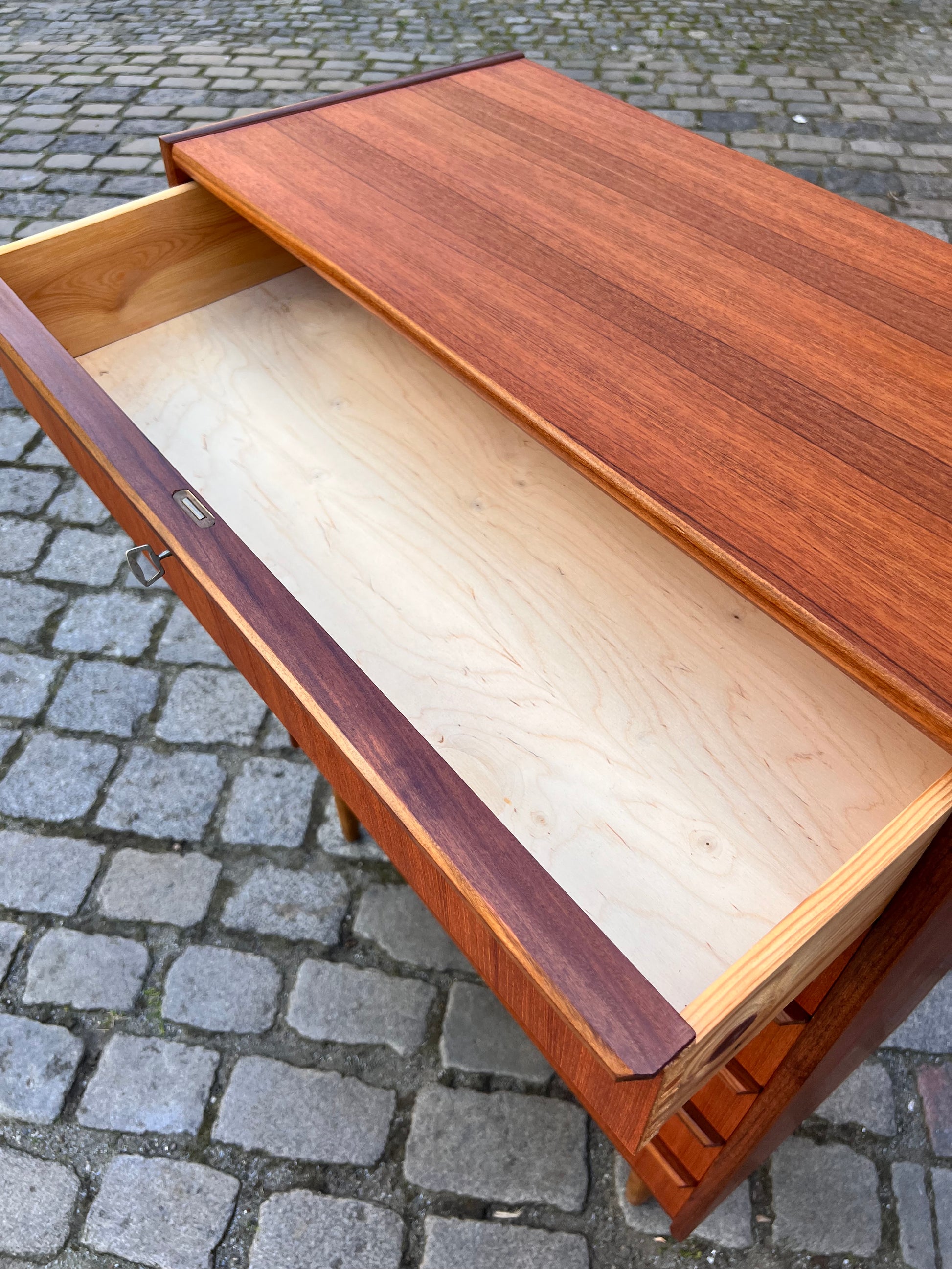 Kommode Teak mit durchgängigen Griffen