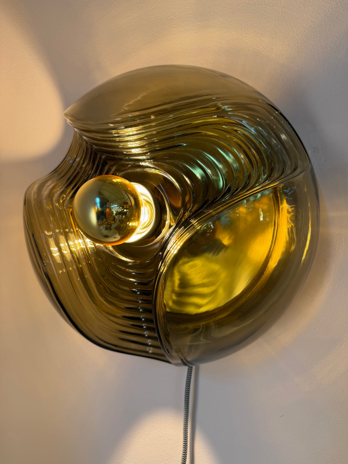 Große Wandlampe Futura Rauchglas Messing von Koch & Lowy für Peill & Putzler