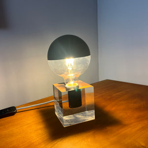 Tischlampe in Acrylkubus