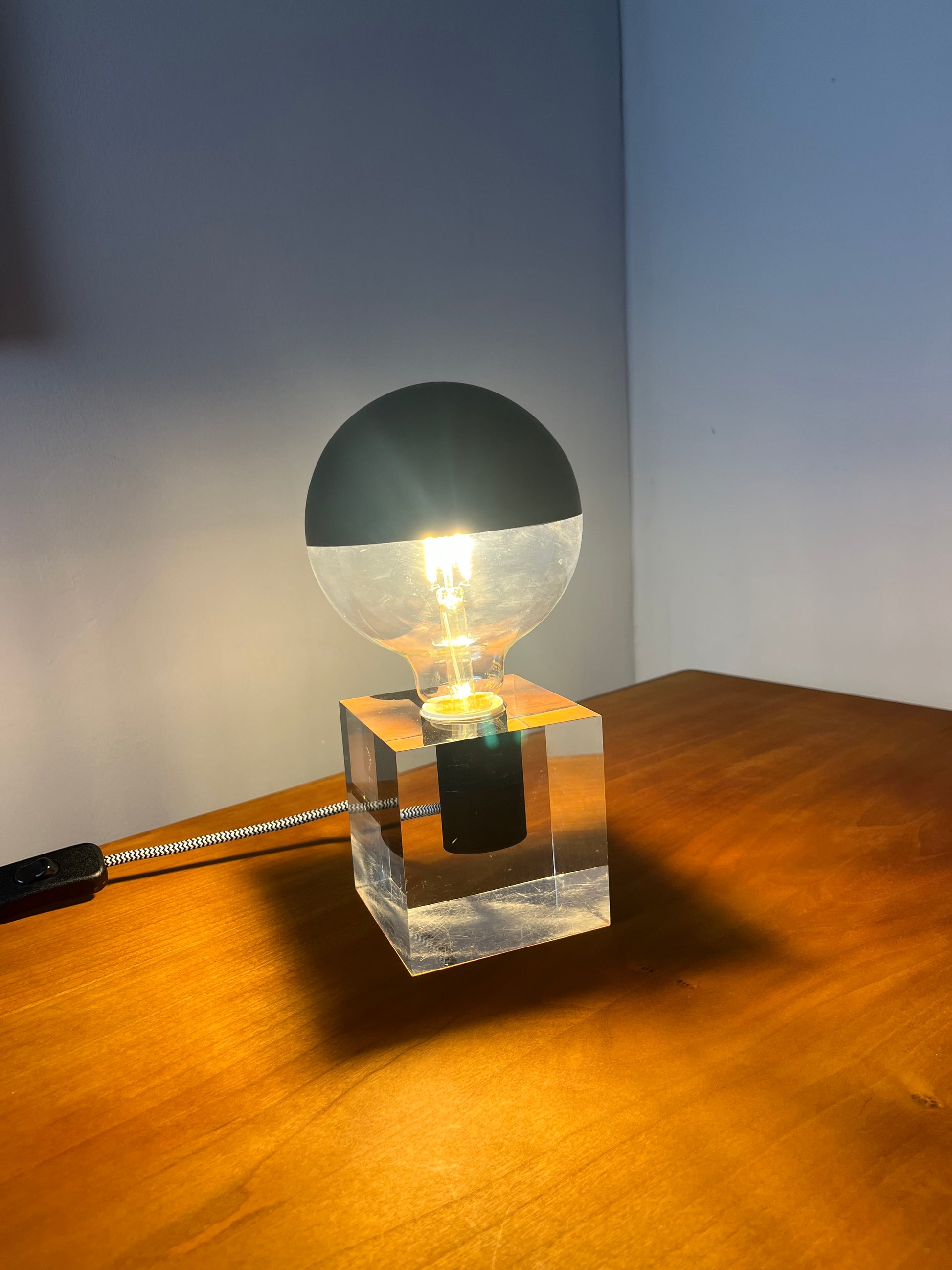 Tischlampe in Acrylkubus