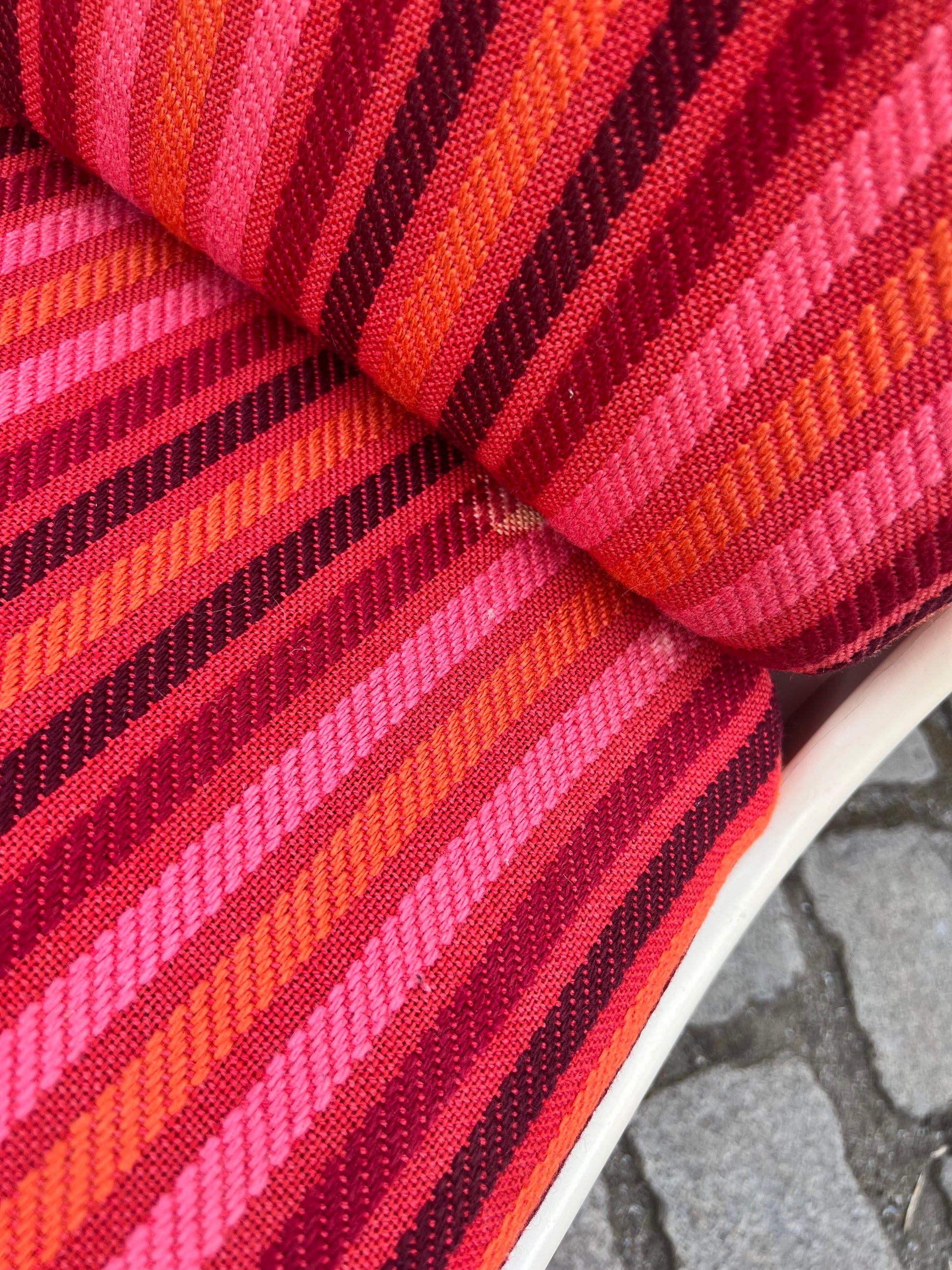 Sessel 70er pink gestreift