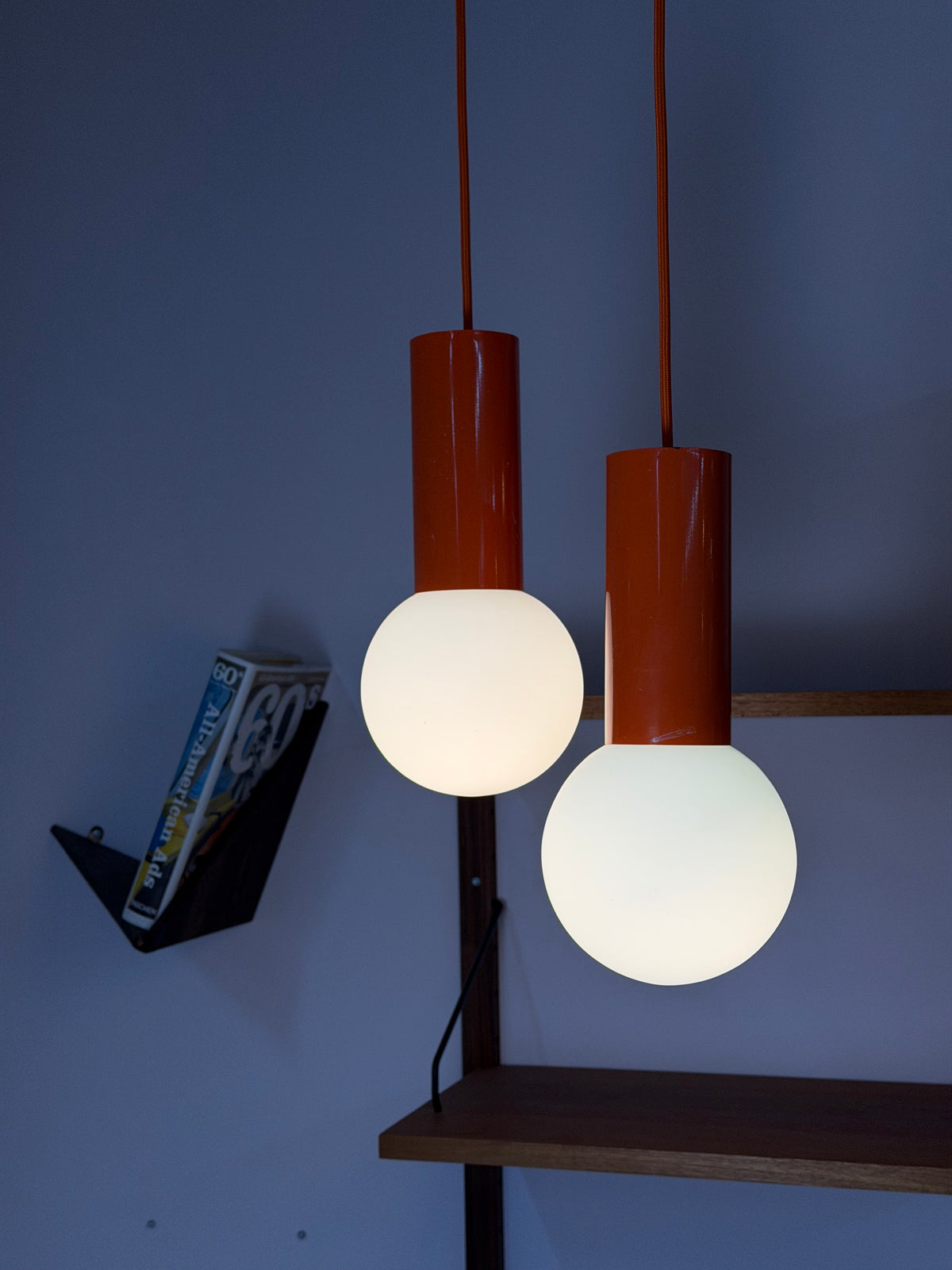 Set: 2x Hängelampe orange mit Opalglas Globus