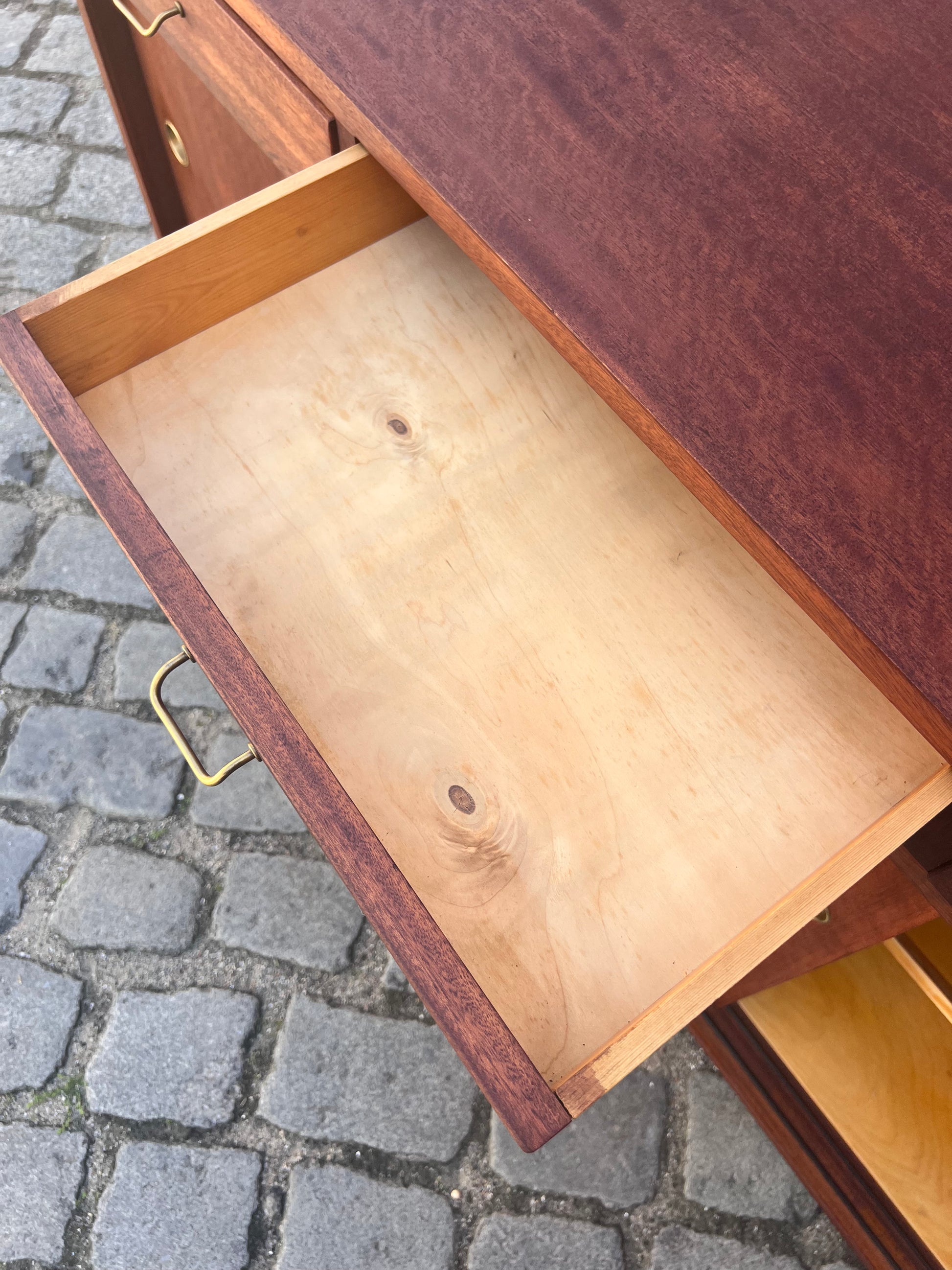 Schuhschrank Teak mit Messinggriffen aus Dänemark
