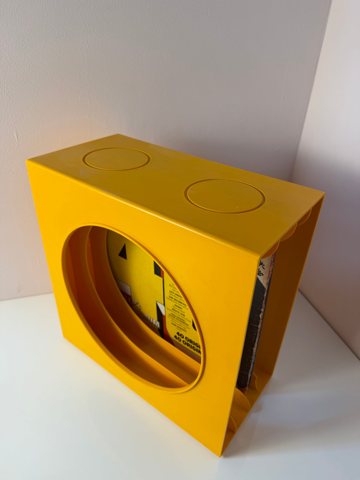 Schallplattenständer gelb von Schweizer Design