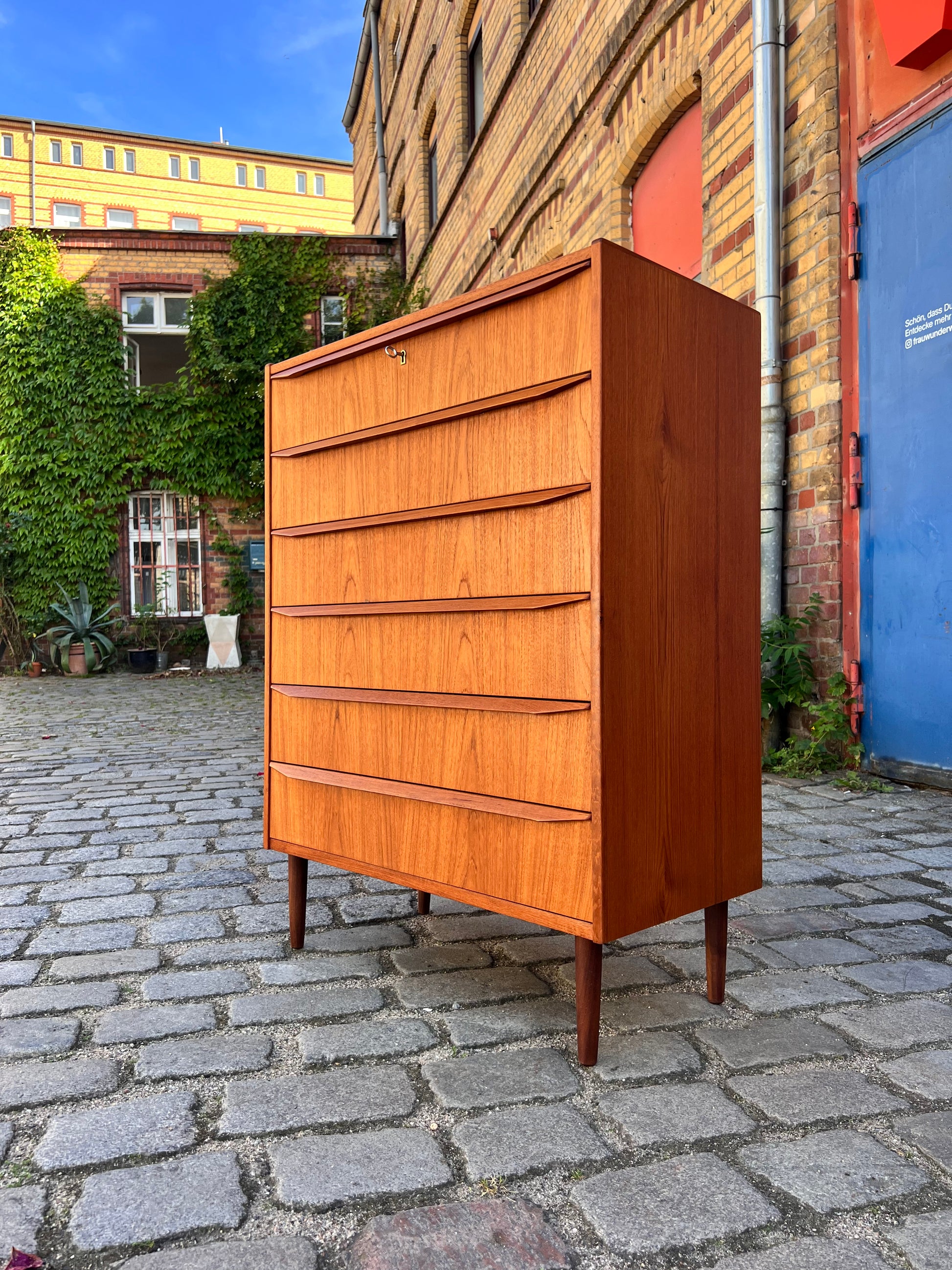 Kommode Teak mit durchgängigen Griffen & Schloss aus Dänemark
