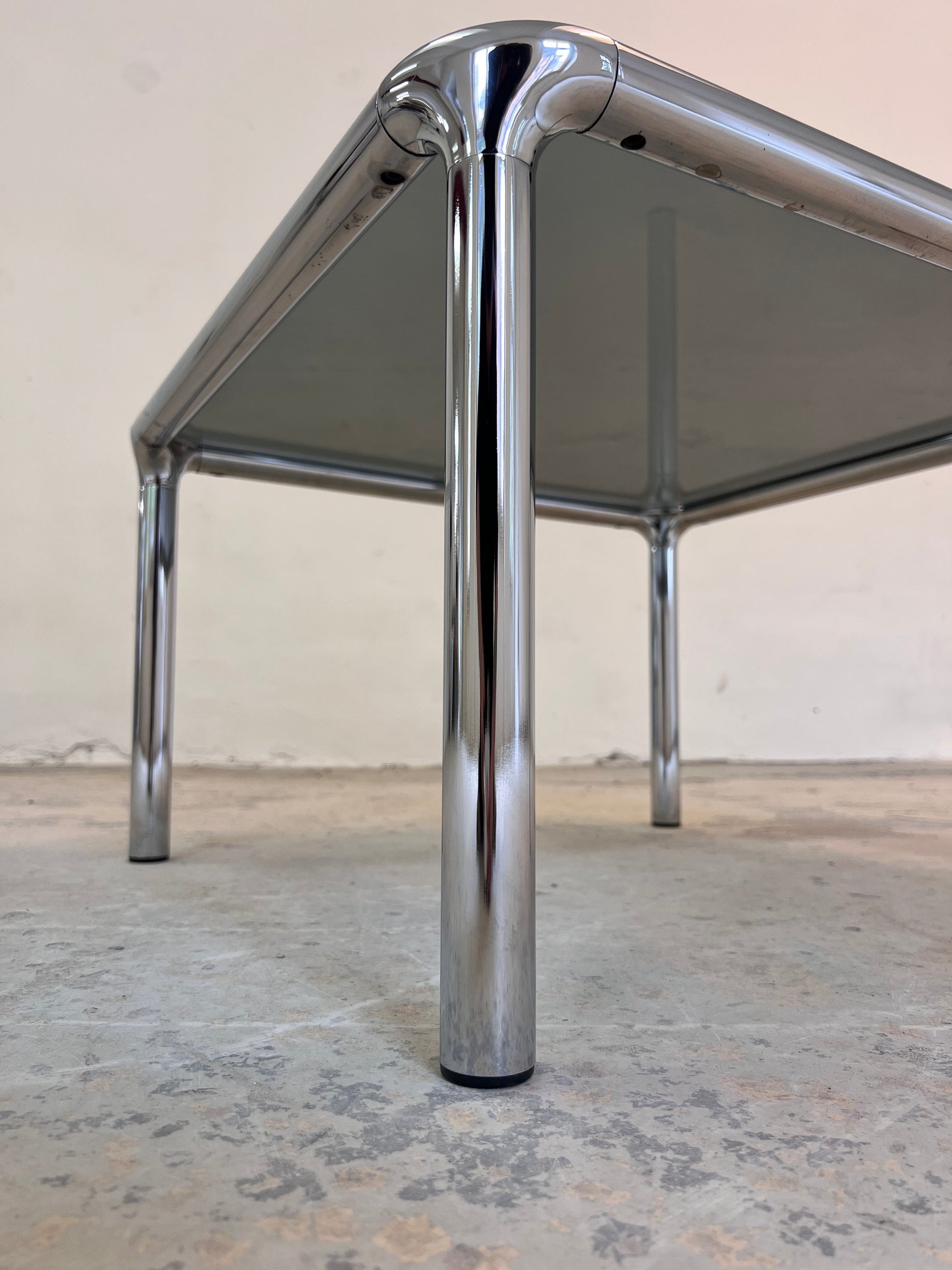Couchtisch Chrom Rauchglas ETIENNE FERMIGIER