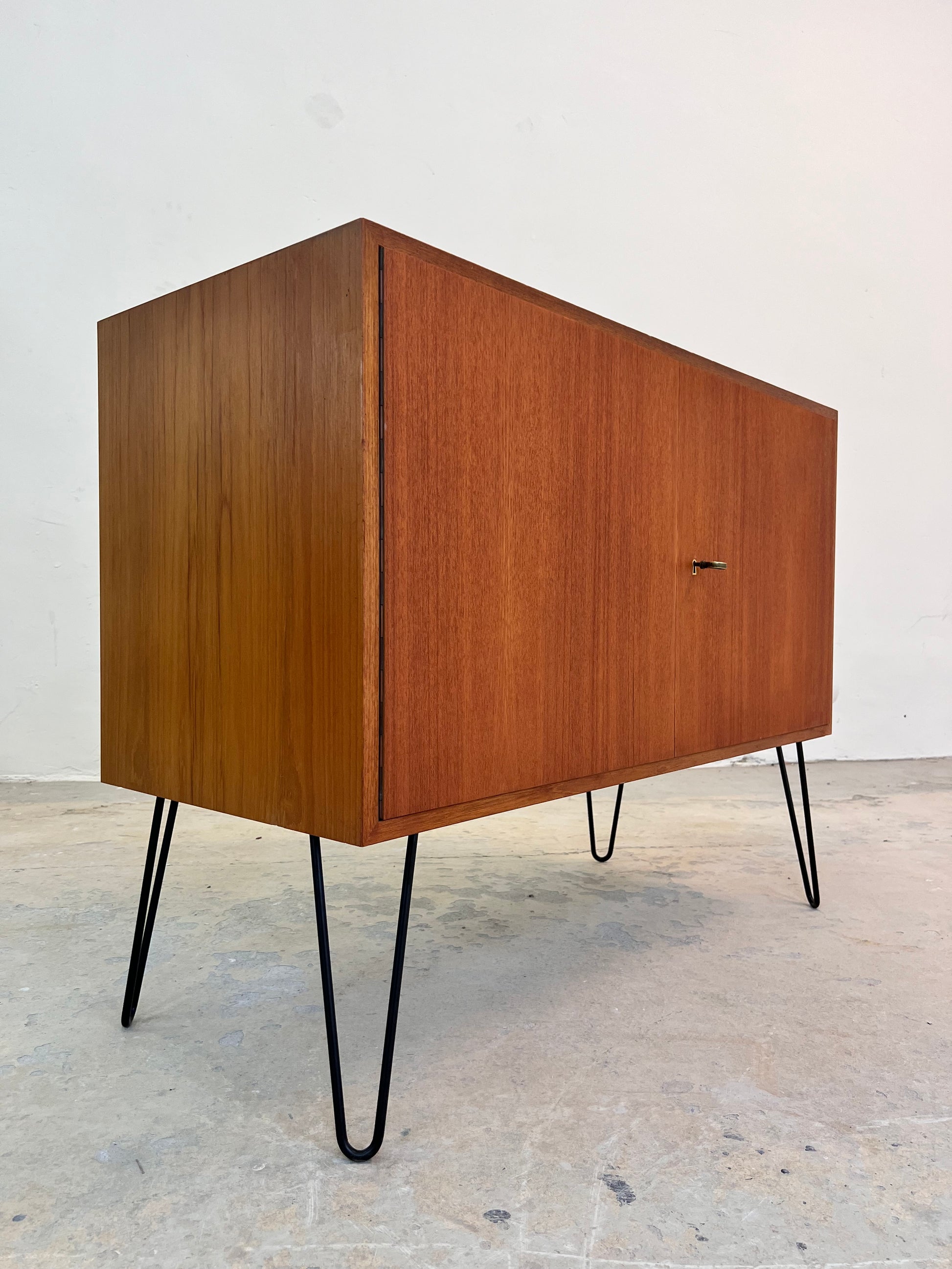 Schrank Teak auf Hairpinlegs